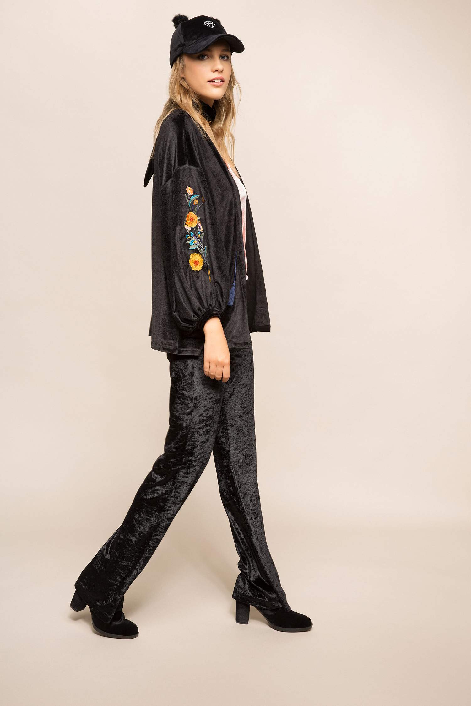 Defacto İşlemeli Kadife Kimono. 2 Defacto İşlemeli Kadife Kimono. 2