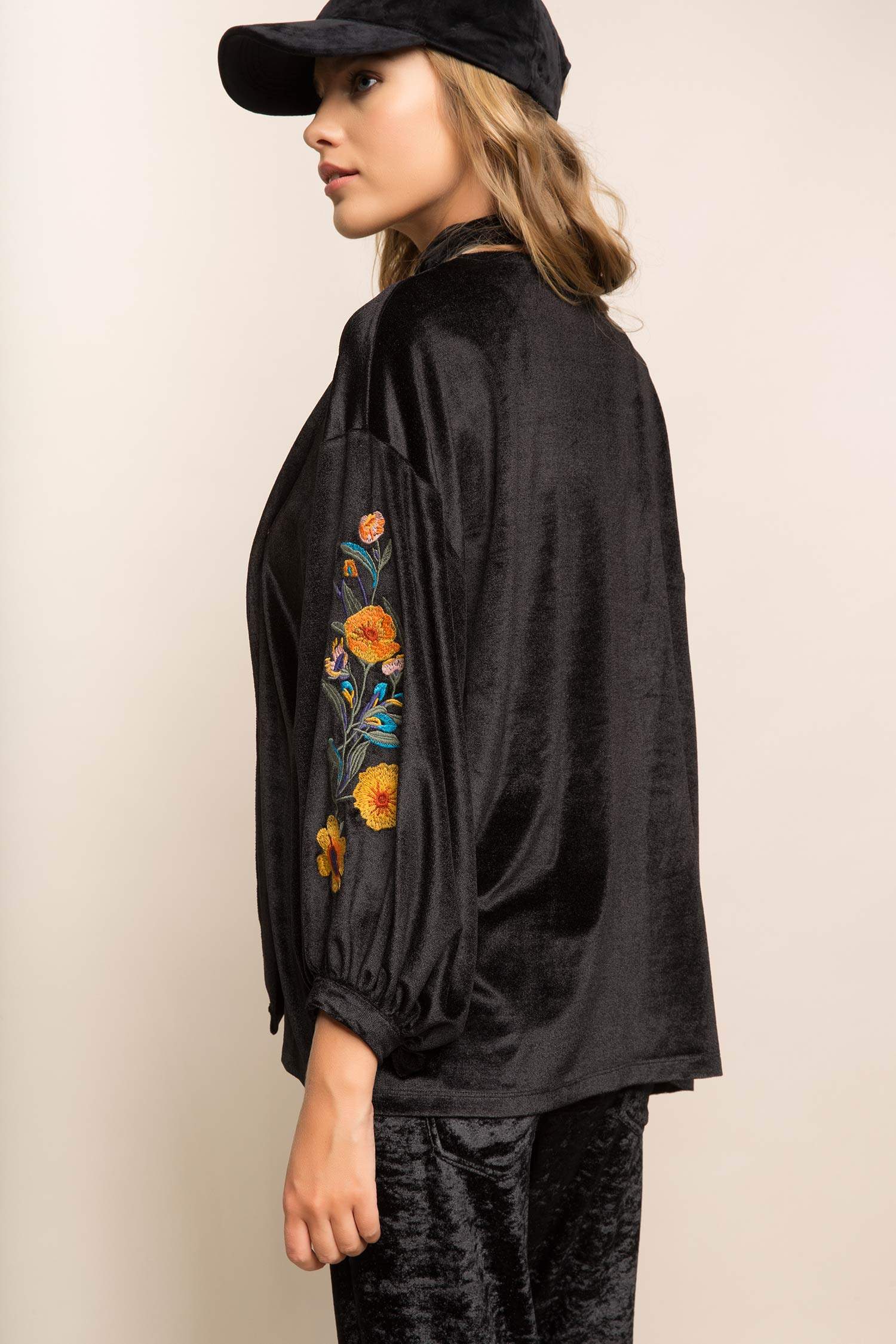 Defacto İşlemeli Kadife Kimono. 3 Defacto İşlemeli Kadife Kimono. 3