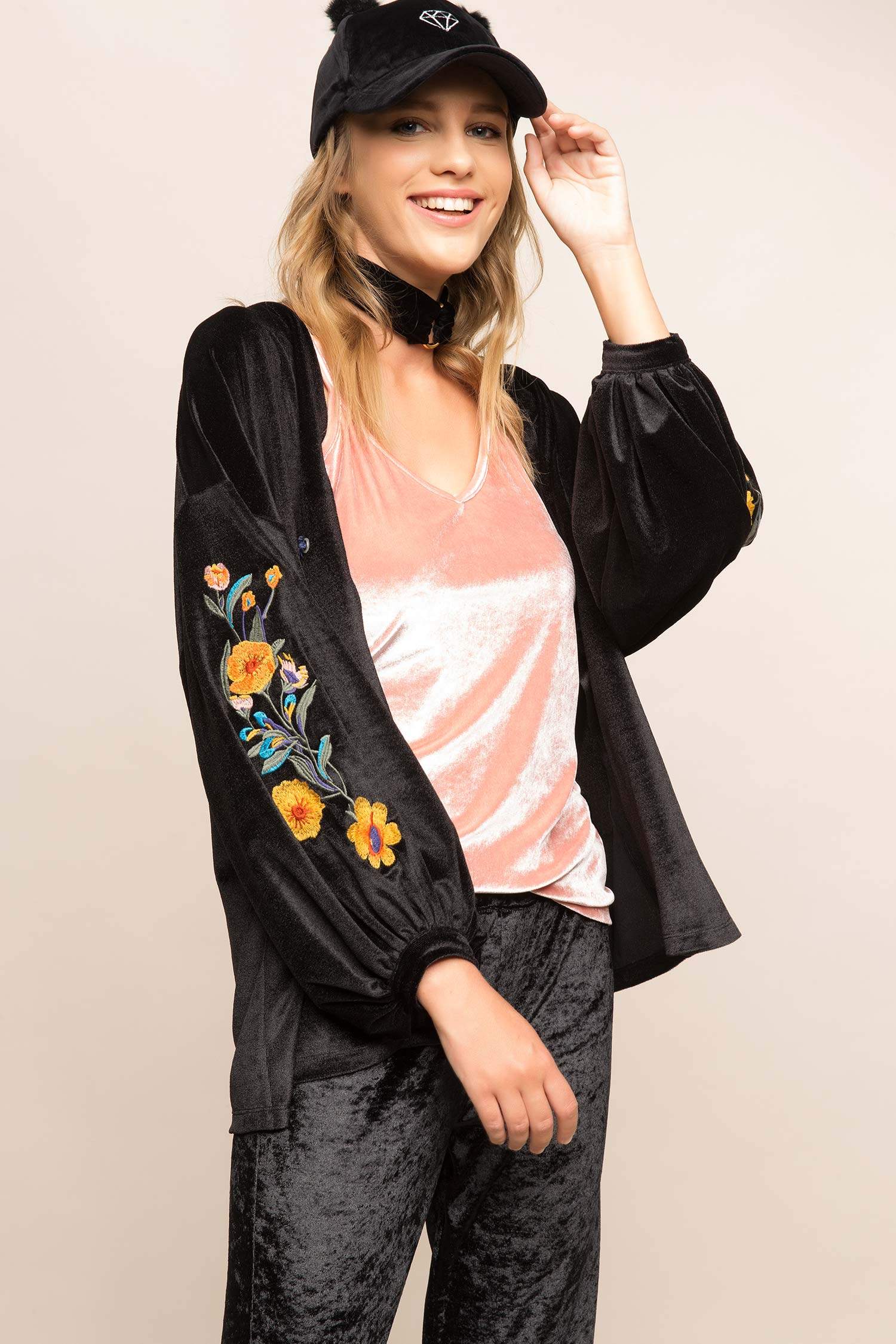Defacto İşlemeli Kadife Kimono. 4 Defacto İşlemeli Kadife Kimono. 4