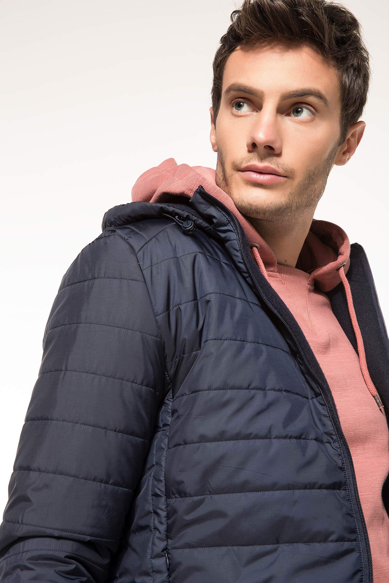 Defacto Mont. 4 Defacto Mont. 4