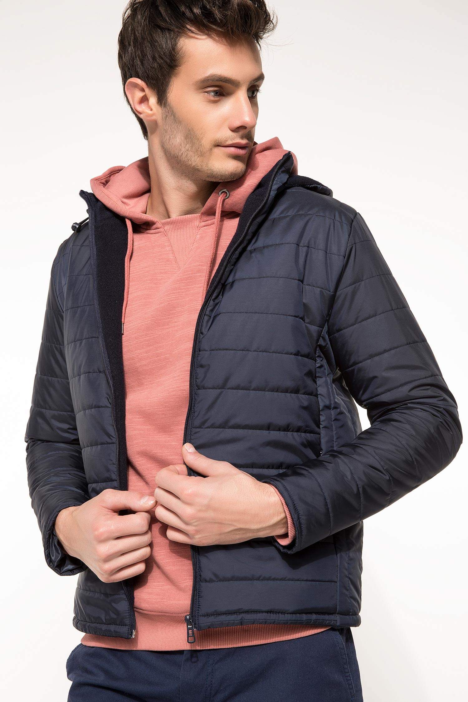 Defacto Mont. 5 Defacto Mont. 5