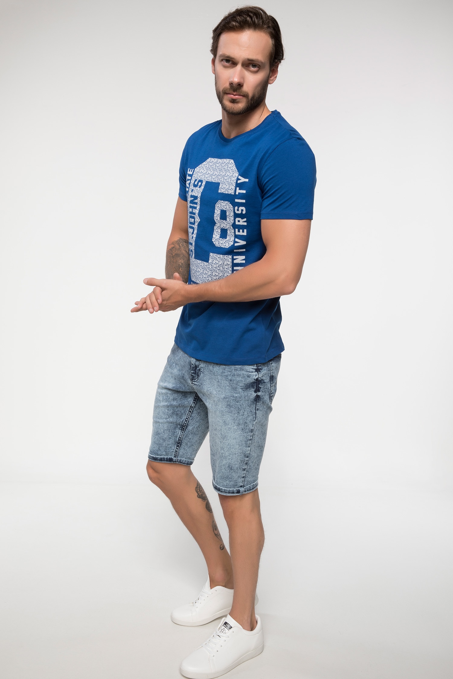 Defacto Baskılı Slim Fit T-shirt. 2 Defacto Baskılı Slim Fit T-shirt. 2