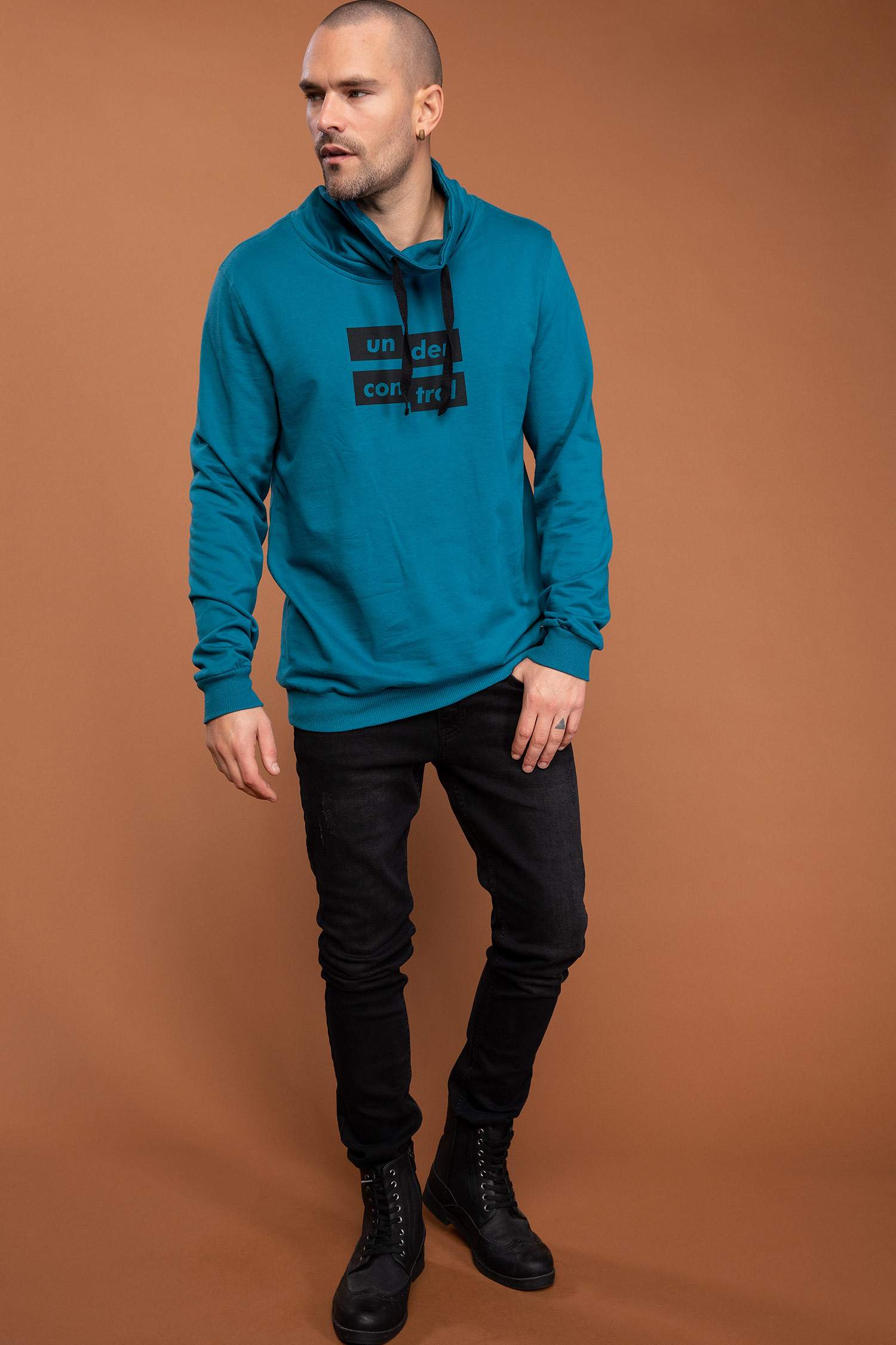 Defacto Degaje Yaka Sweatshirt. 2 Defacto Degaje Yaka Sweatshirt. 2