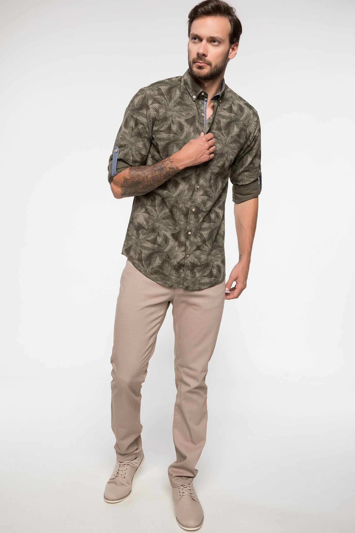 Defacto Katlanabilir Kol Detaylı Floral Desenli Slim Fit Gömlek. 2 Defacto Katlanabilir Kol Detaylı Floral Desenli Slim Fit Gömlek. 2