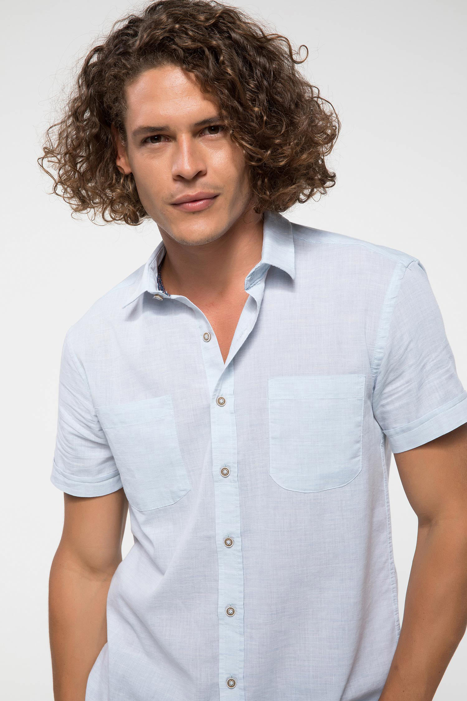 Defacto Çift Cep Detaylı Slim Fit Kısa Kollu Gömlek. 3 Defacto Çift Cep Detaylı Slim Fit Kısa Kollu Gömlek. 3