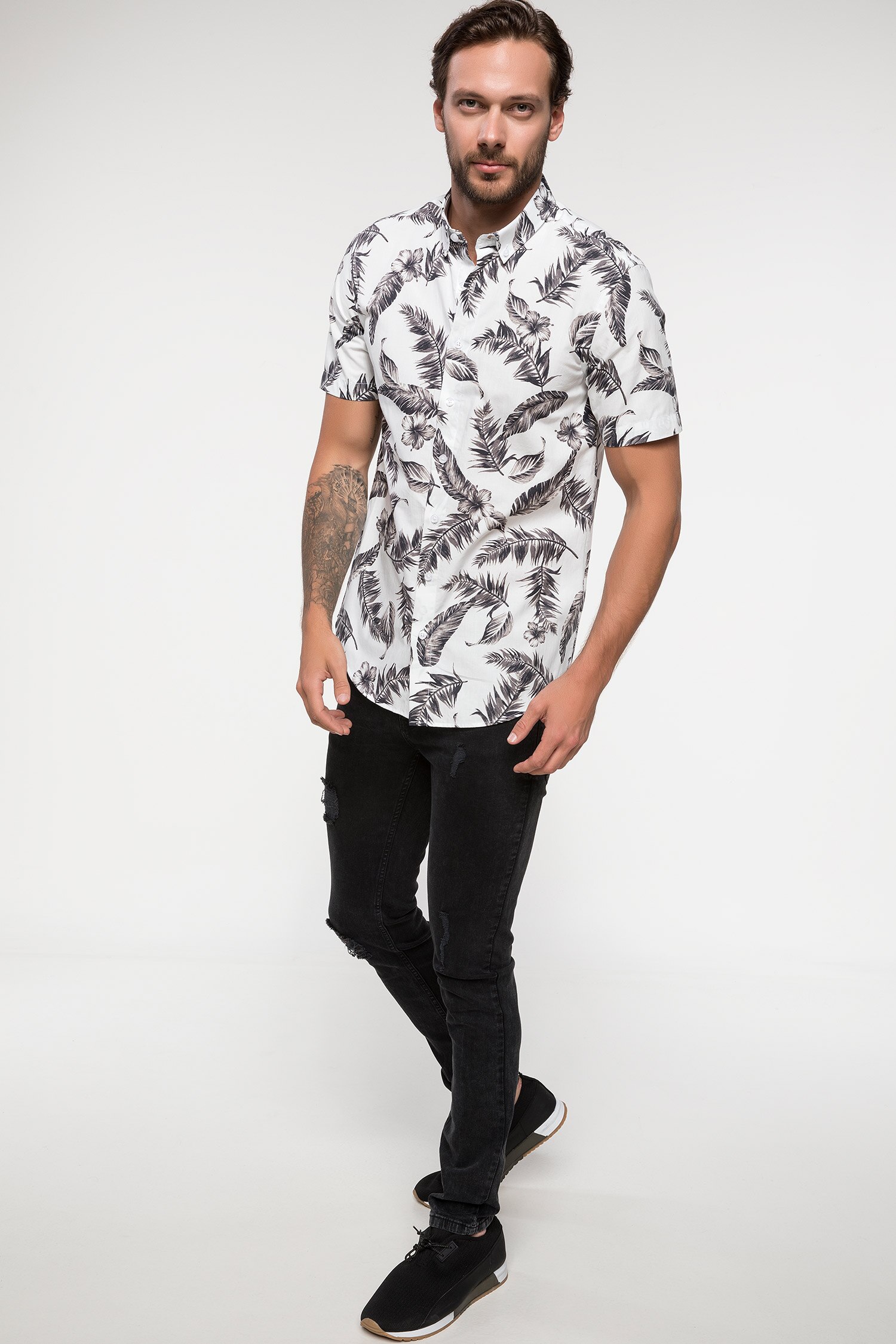 Defacto Slim Fit Yaprak Desenli Kısa Kollu Gömlek. 2 Defacto Slim Fit Yaprak Desenli Kısa Kollu Gömlek. 2