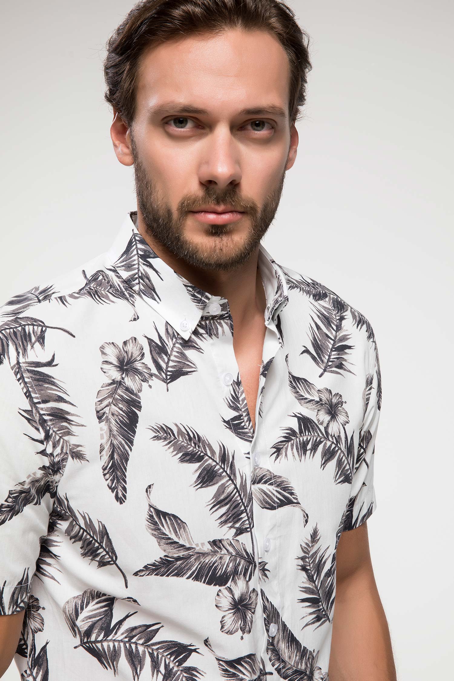 Defacto Slim Fit Yaprak Desenli Kısa Kollu Gömlek. 3 Defacto Slim Fit Yaprak Desenli Kısa Kollu Gömlek. 3