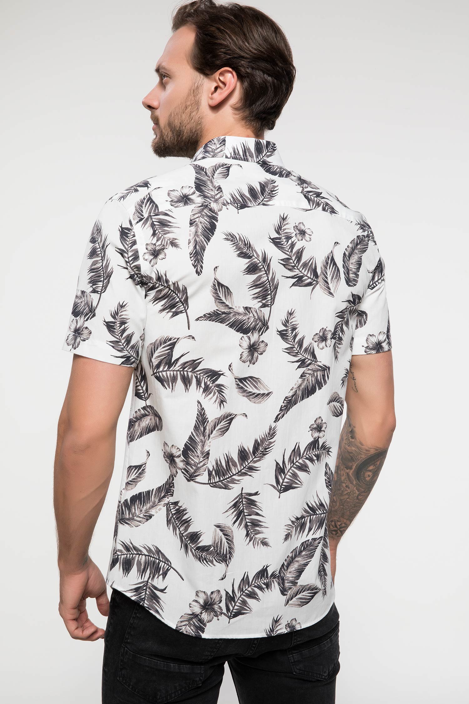 Defacto Slim Fit Yaprak Desenli Kısa Kollu Gömlek. 4 Defacto Slim Fit Yaprak Desenli Kısa Kollu Gömlek. 4