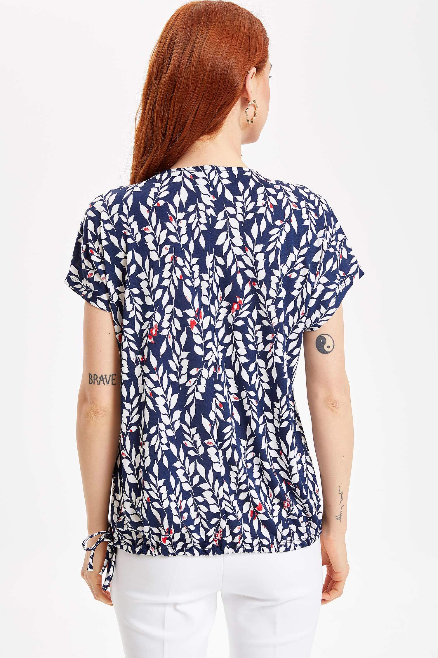 Defacto Çiçekli Fermuarlı Yakalı T-shirt. 4 Defacto Çiçekli Fermuarlı Yakalı T-shirt. 4