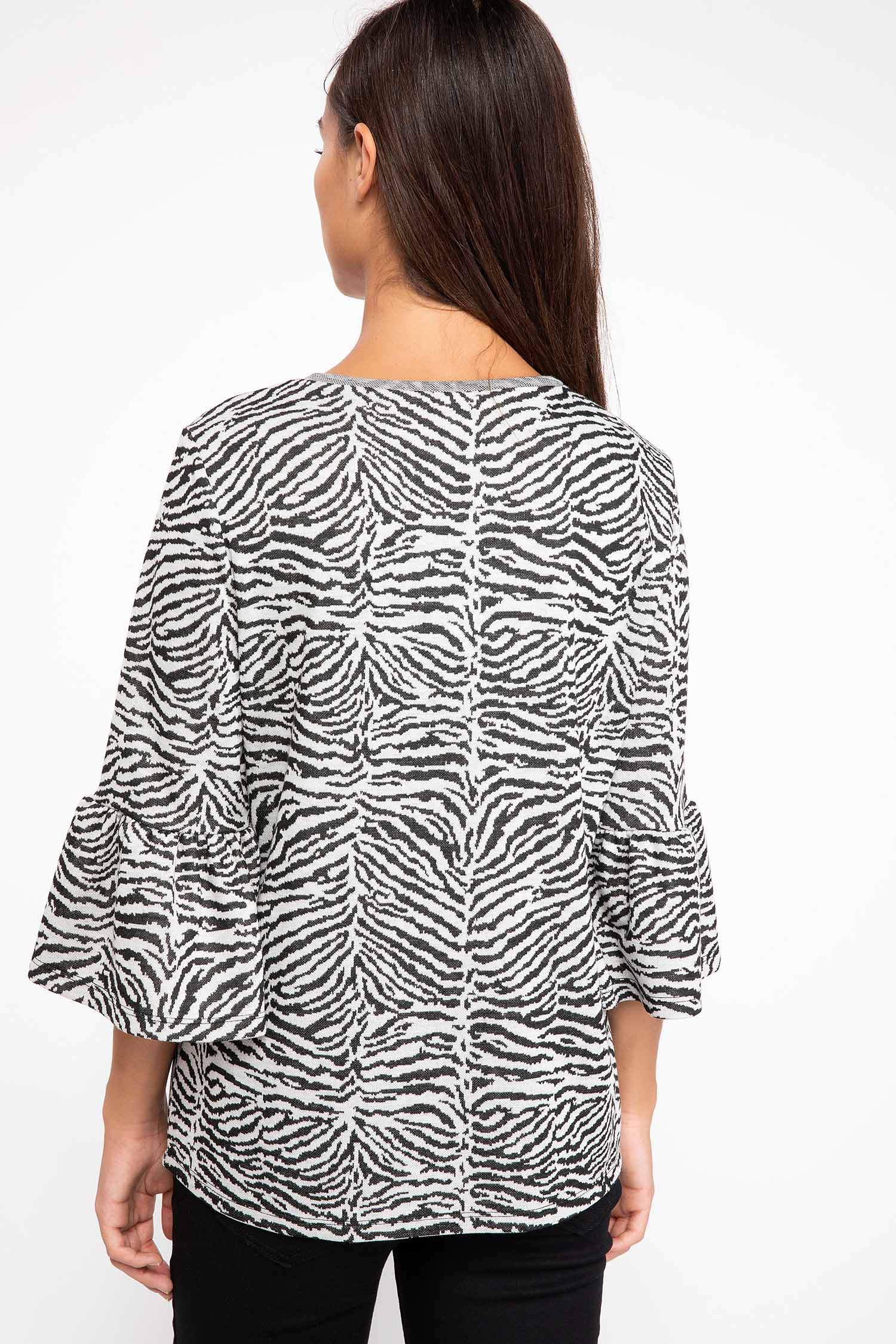 Kolları Volan Detaylı Zebra Desenli Bluz