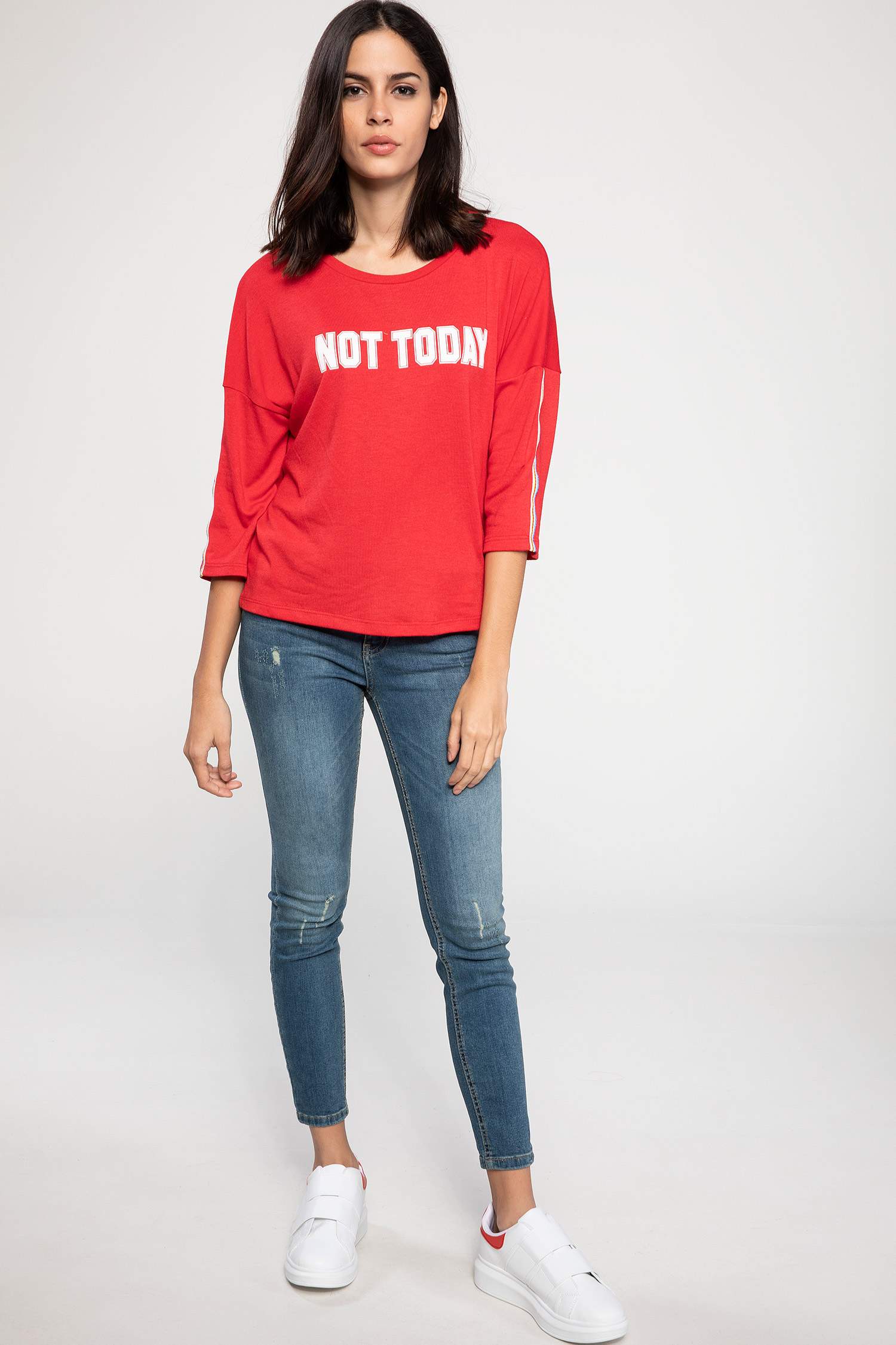 Defacto Kolları Şerit Detaylı Uzun Kollu Baskılı T-shirt. 2 Defacto Kolları Şerit Detaylı Uzun Kollu Baskılı T-shirt. 2