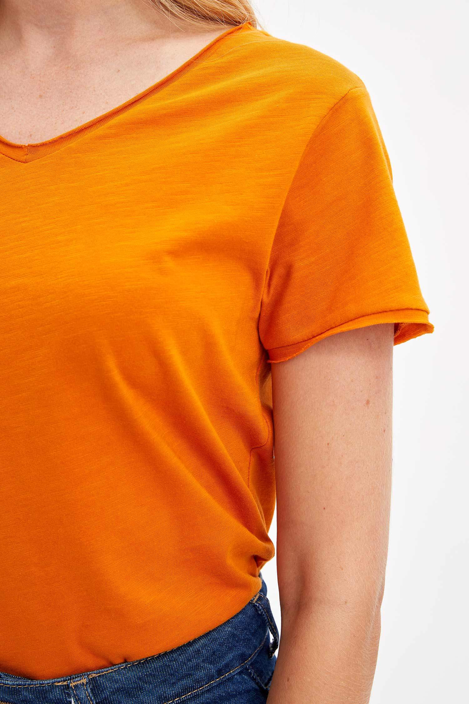 Defacto V Yakalı Kısa Kollu T-shirt. 3 Defacto V Yakalı Kısa Kollu T-shirt. 3