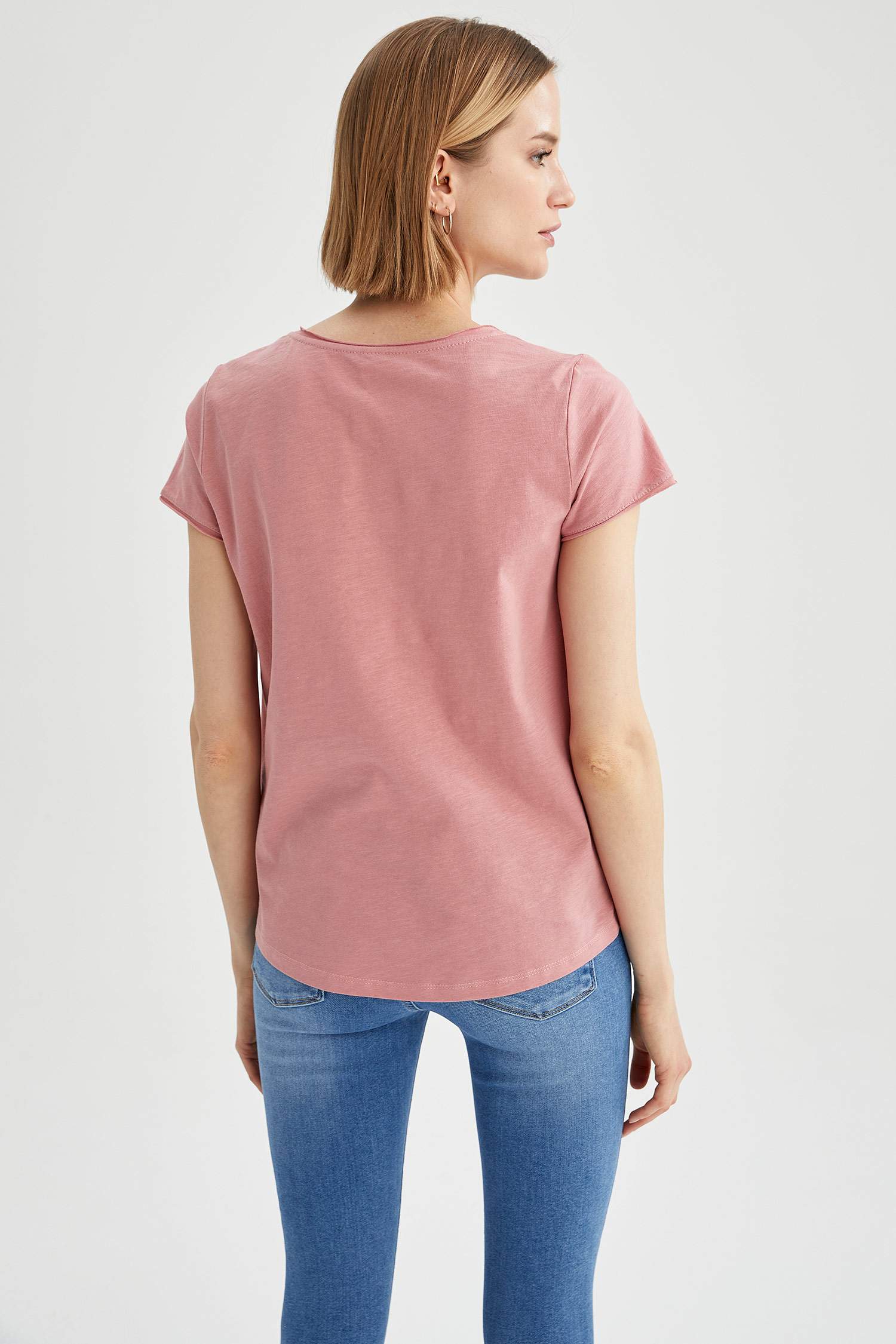 V Yaka Basic Relax Fit Kısa Kollu Tişört