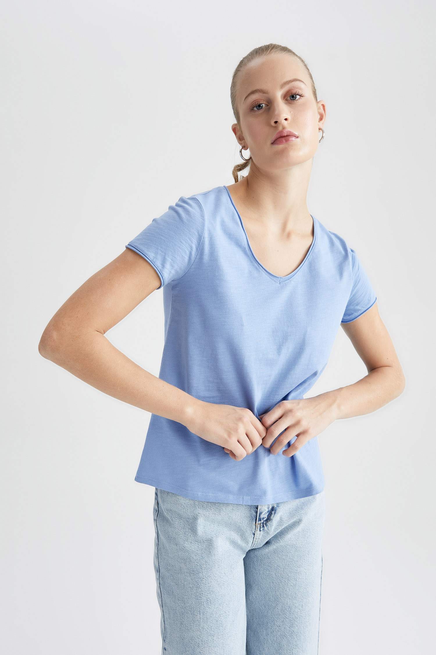 Regular Fit V Yaka Kısa Kollu Tişört