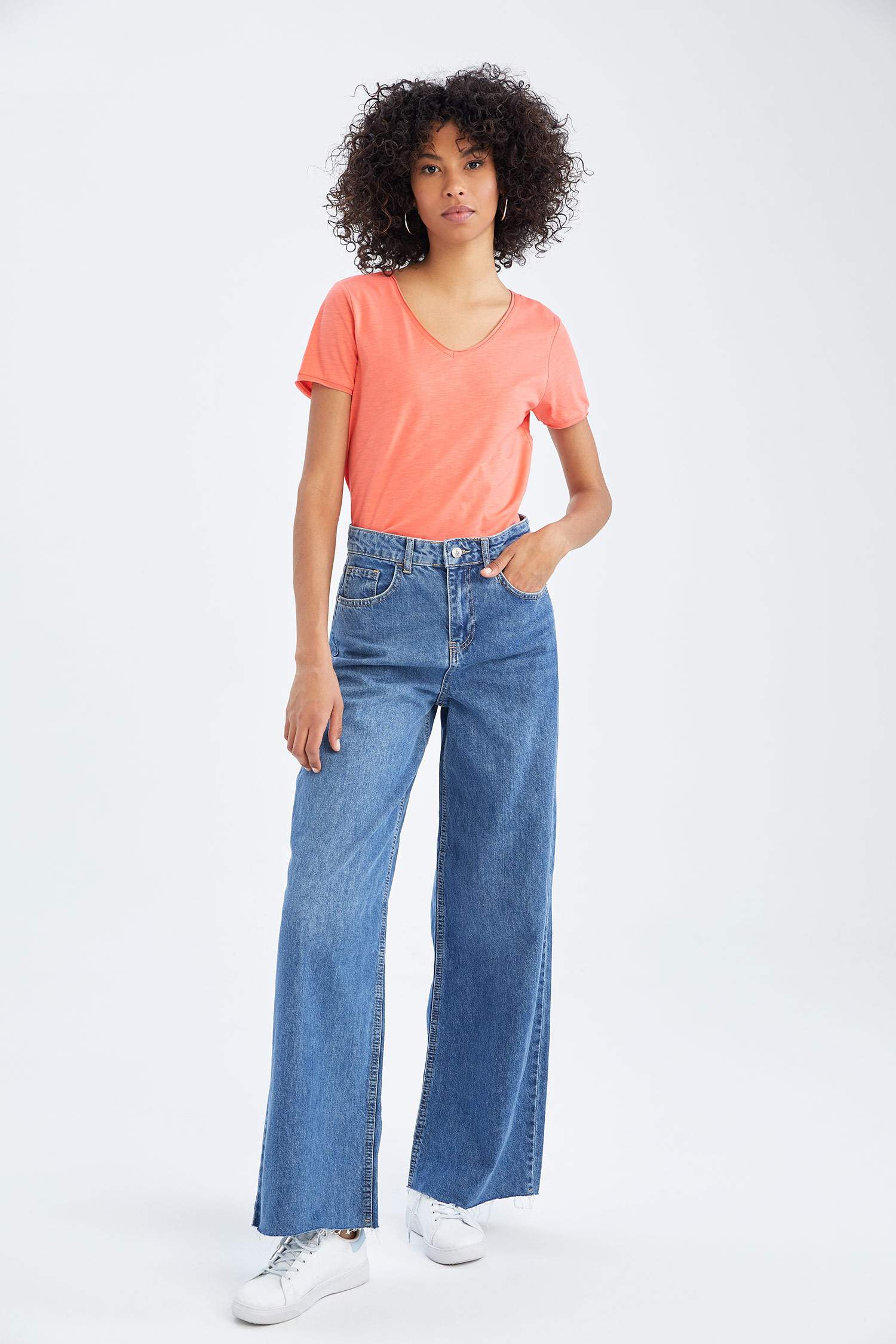 Regular Fit V Yaka Kısa Kollu Tişört