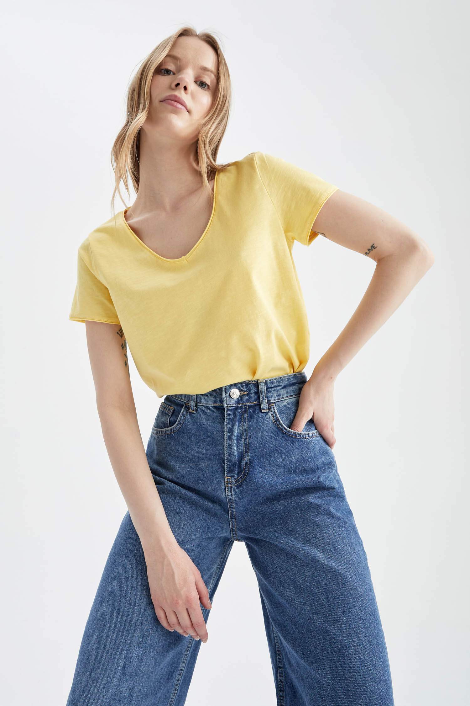 Regular Fit V Yaka Kısa Kollu Tişört