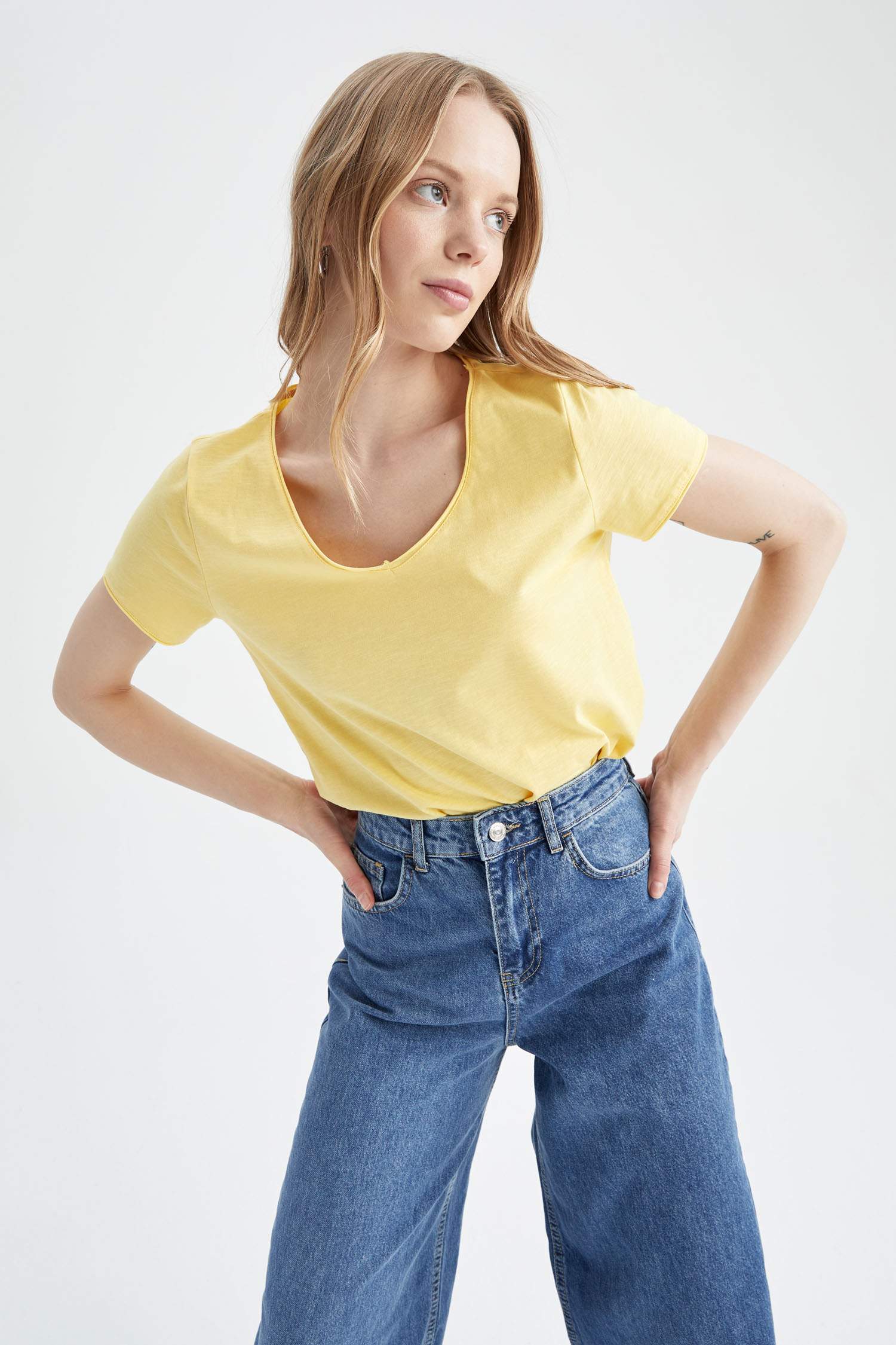 Regular Fit V Yaka Kısa Kollu Tişört