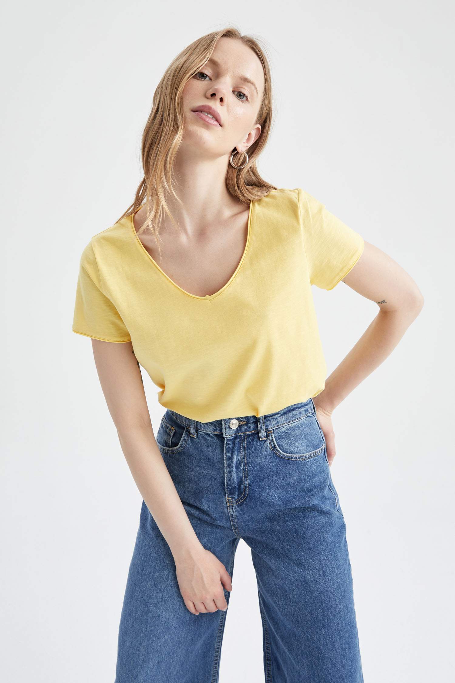 Regular Fit V Yaka Kısa Kollu Tişört