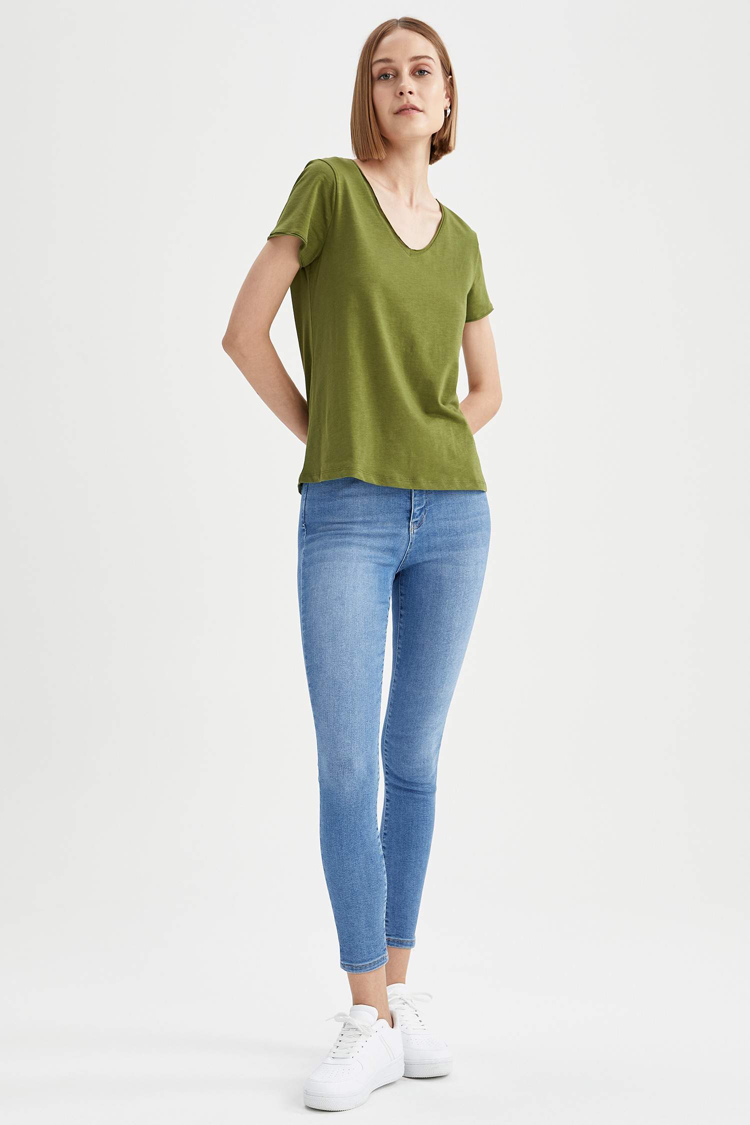 V Yaka Basic Relax Fit Kısa Kollu Tişört