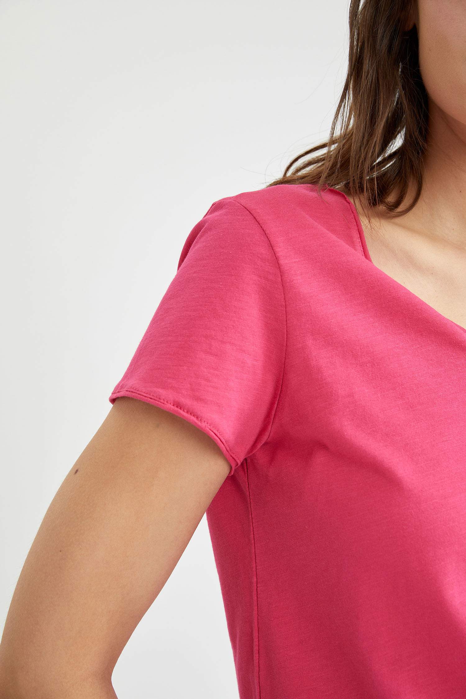 V Yaka Basic Relax Fit Kısa Kollu Tişört
