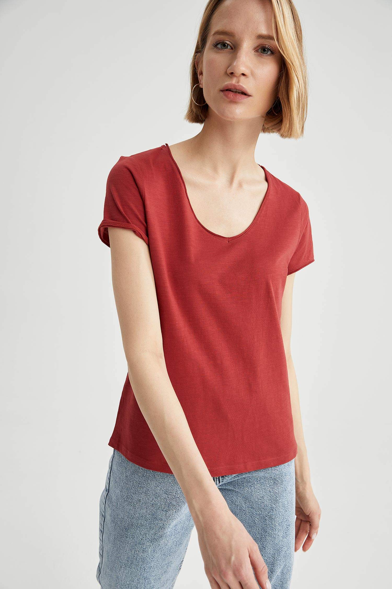 V Yaka Basic Relax Fit Kısa Kollu Tişört