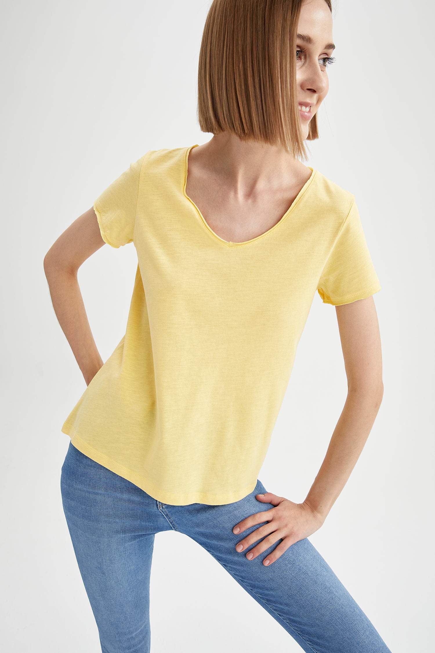 V Yaka Basic Relax Fit Kısa Kollu Tişört