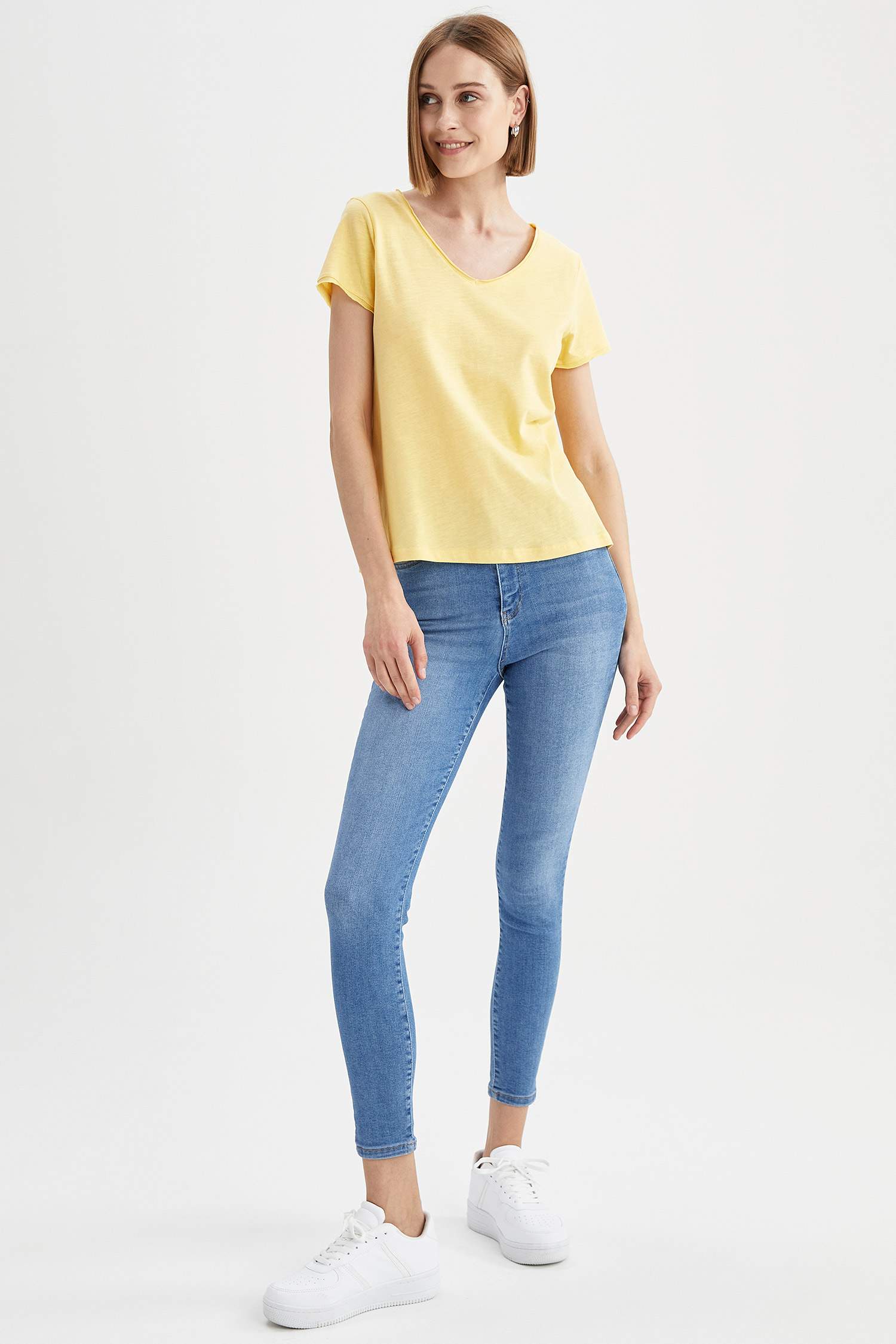 V Yaka Basic Relax Fit Kısa Kollu Tişört