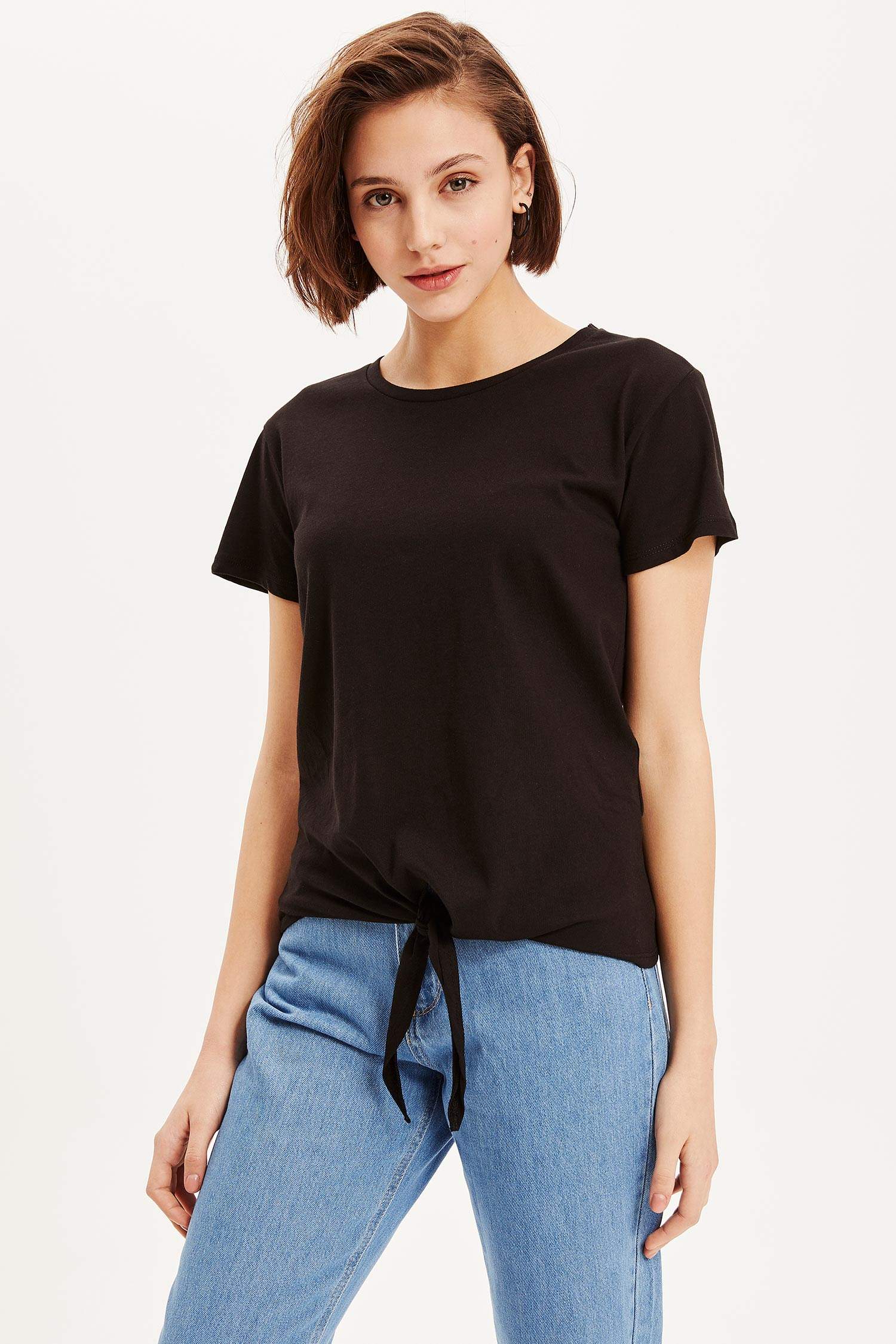 Defacto Düğüm Detaylı T-shirt. 1 Defacto Düğüm Detaylı T-shirt. 1