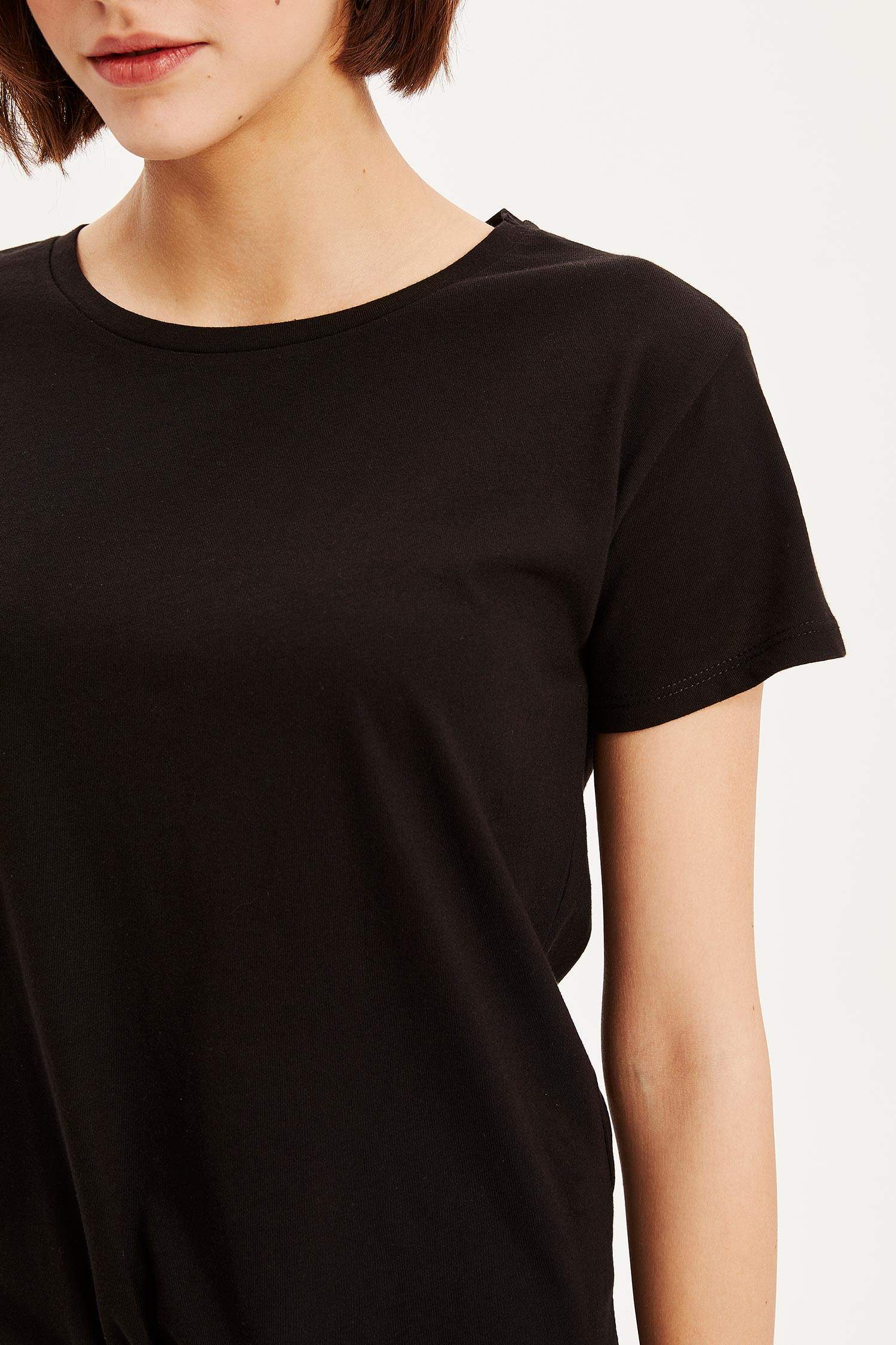 Defacto Düğüm Detaylı T-shirt. 3 Defacto Düğüm Detaylı T-shirt. 3