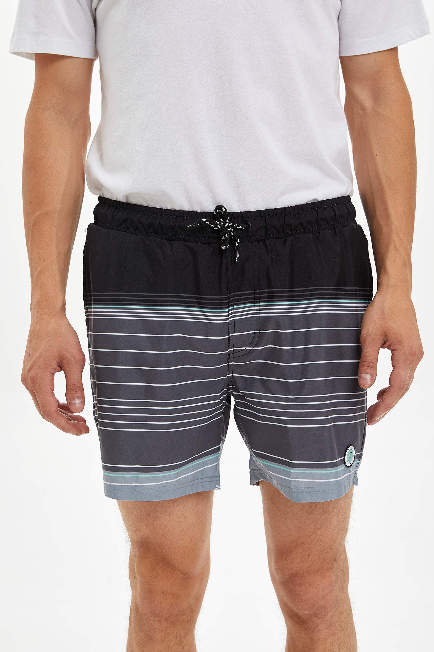 Defacto Kısa Deniz Şortu. 2 Defacto Kısa Deniz Şortu. 2