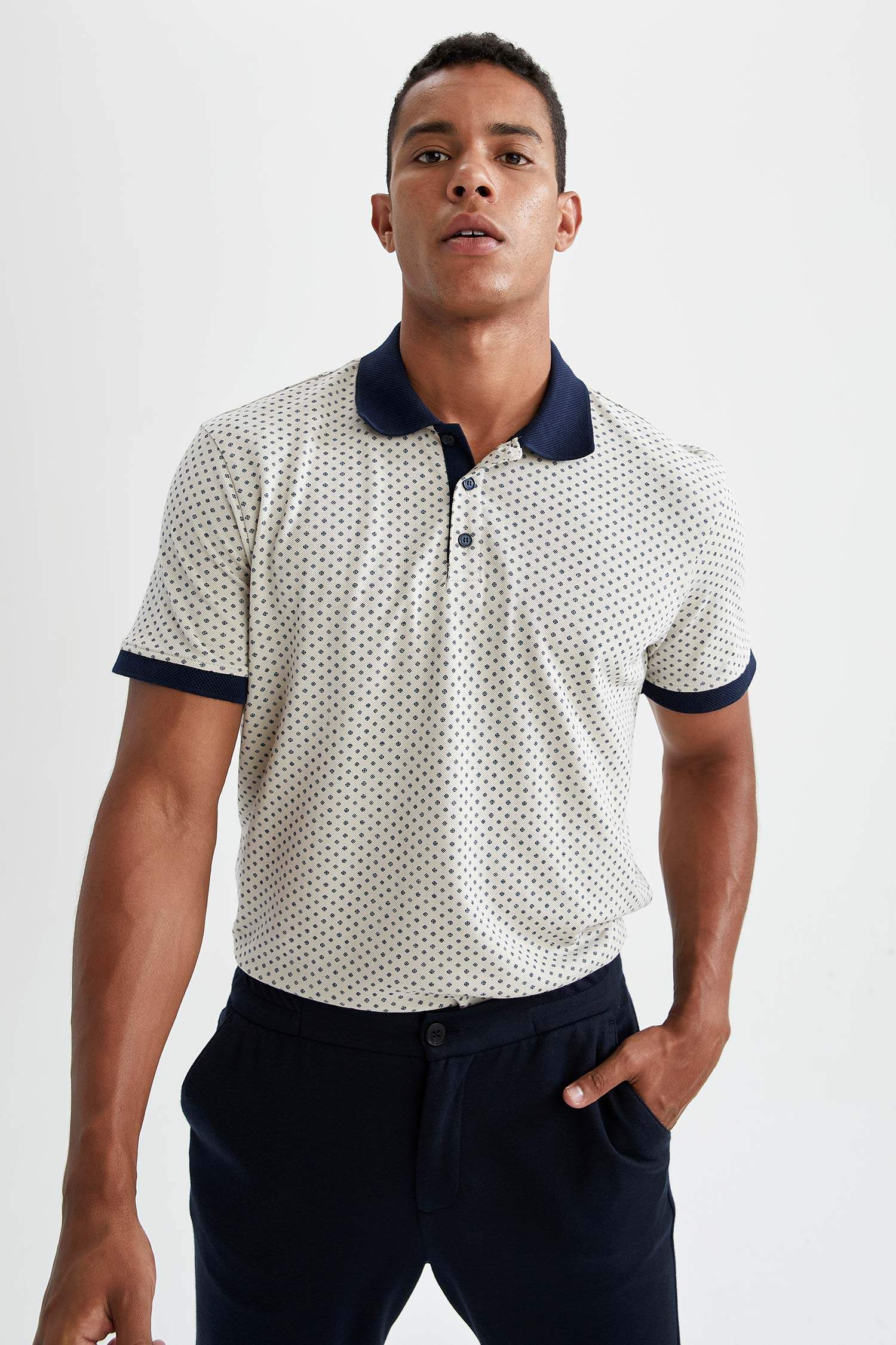 Modern Fit Polo Yaka Desenli Kısa Kollu Tişört