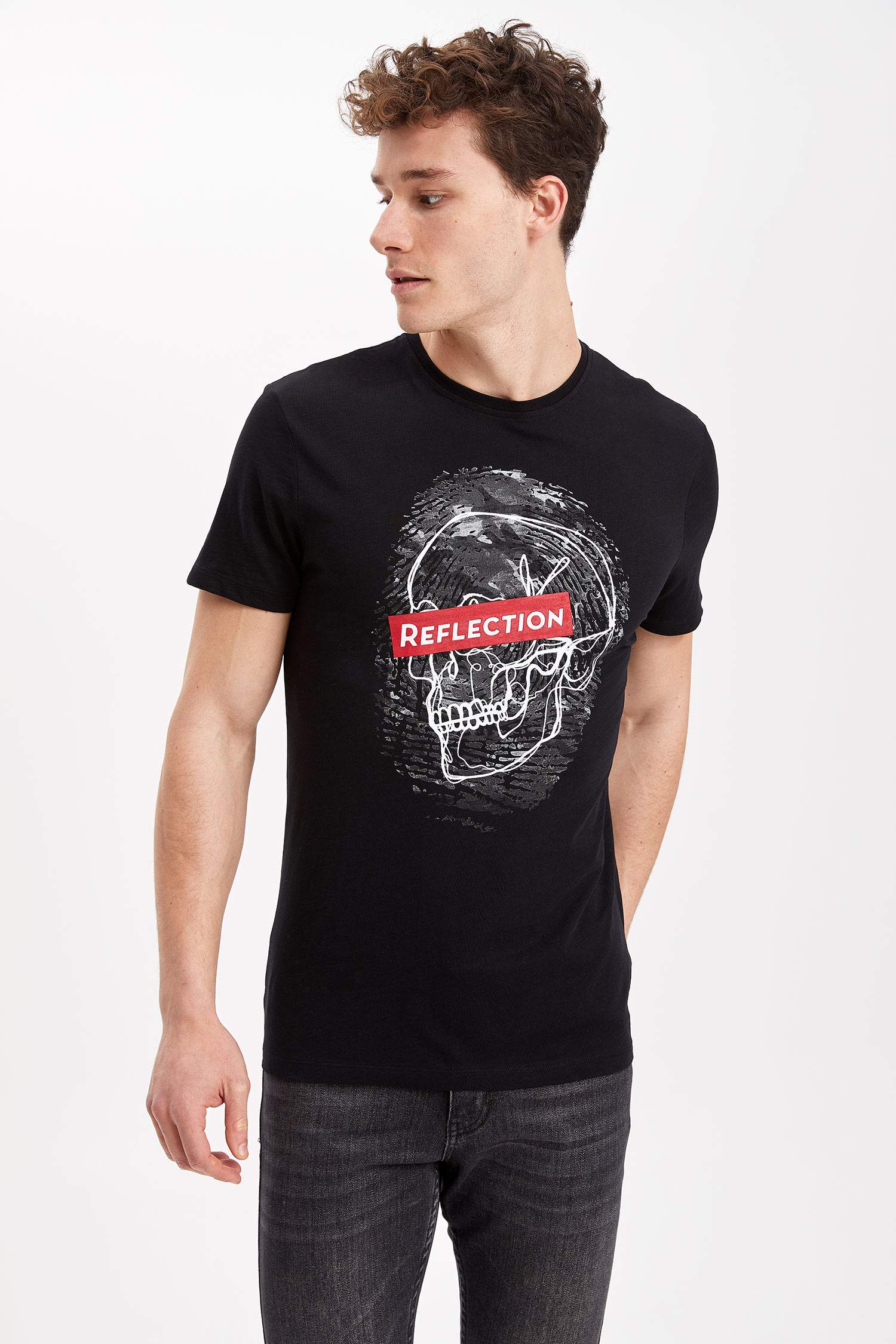 Defacto Baskılı Slim Fit T-Shirt. 1 Defacto Baskılı Slim Fit T-Shirt. 1