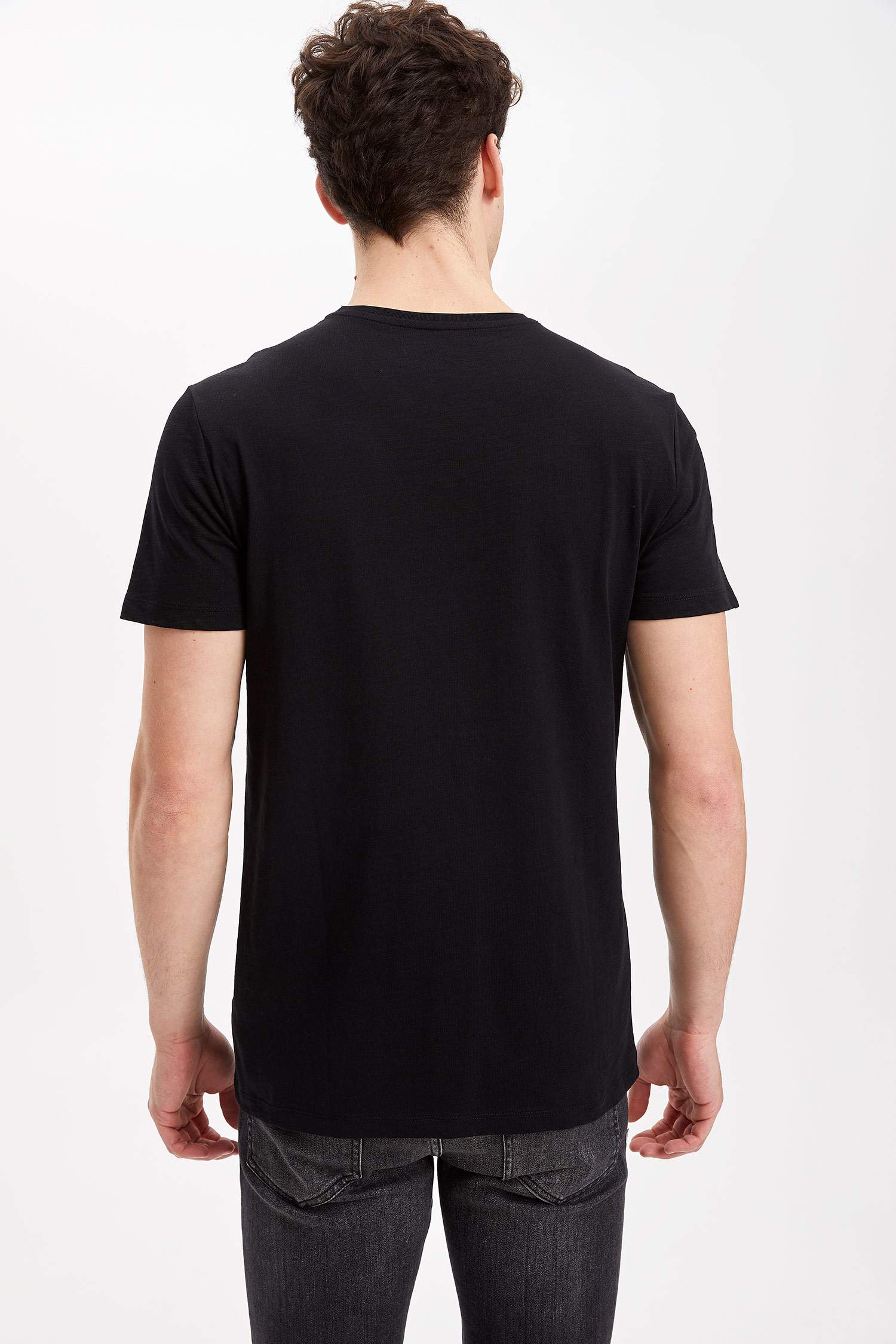 Defacto Baskılı Slim Fit T-Shirt. 4 Defacto Baskılı Slim Fit T-Shirt. 4