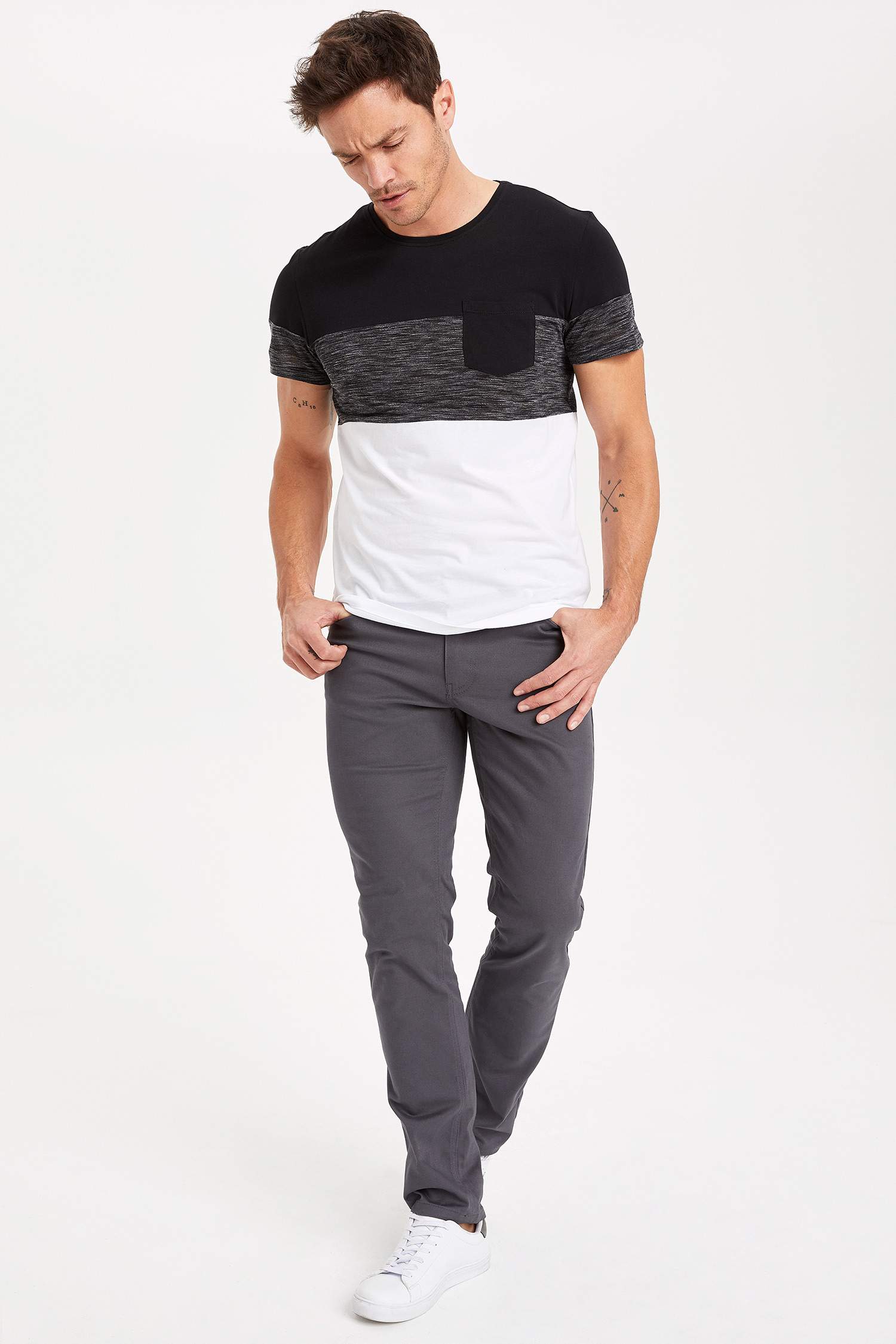 Defacto Renk Bloklu Slim Fit T-shirt. 2 Defacto Renk Bloklu Slim Fit T-shirt. 2