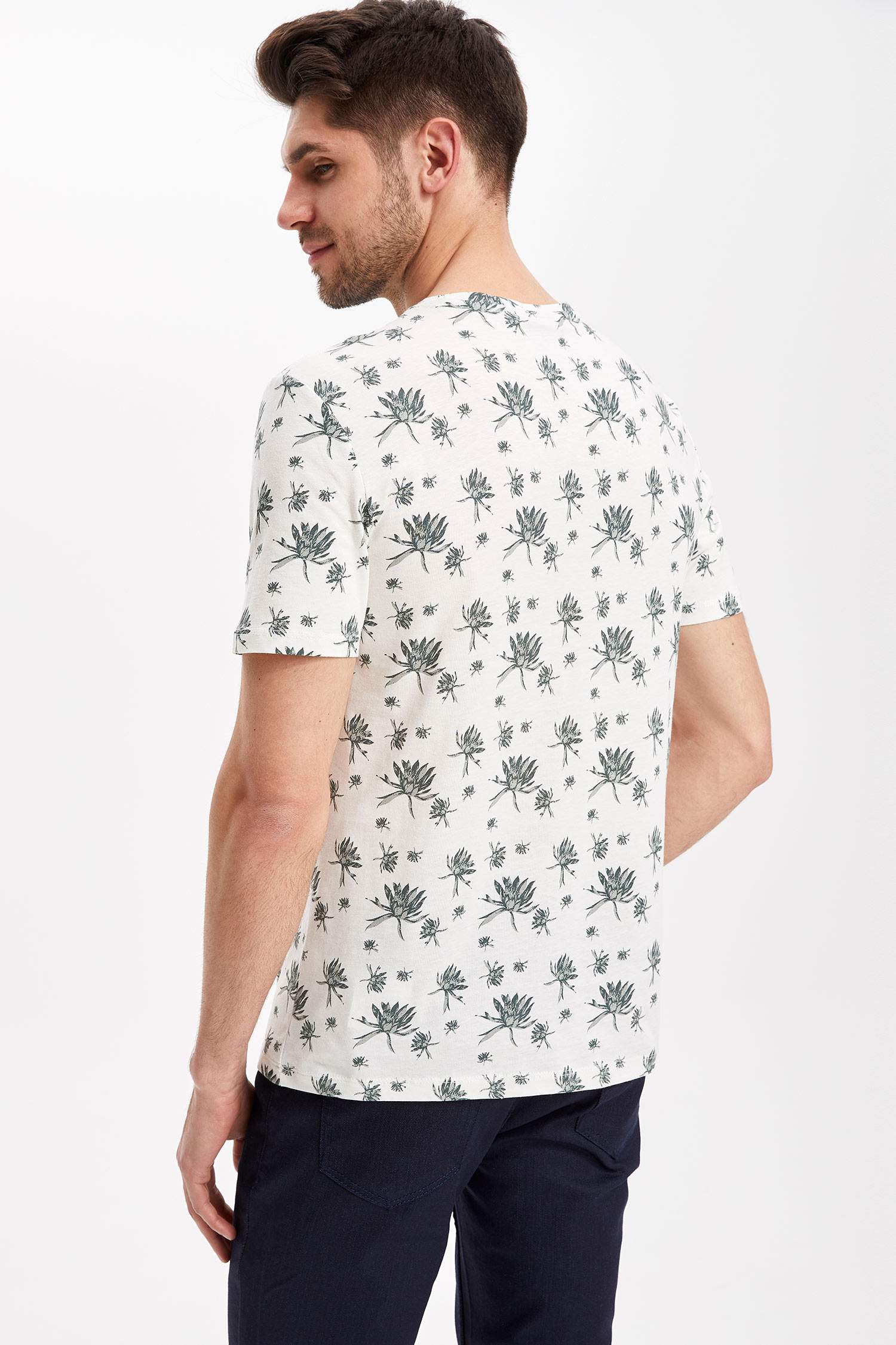 Defacto Floral Desenli Bisiklet Yaka T-shirt. 4 Defacto Floral Desenli Bisiklet Yaka T-shirt. 4