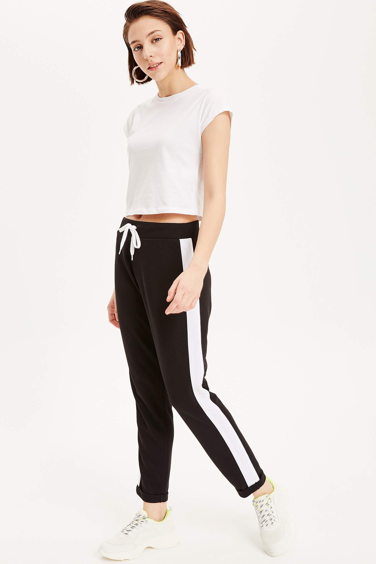 Defacto Şerit Detaylı Jogger Pantolon. 4 Defacto Şerit Detaylı Jogger Pantolon. 4
