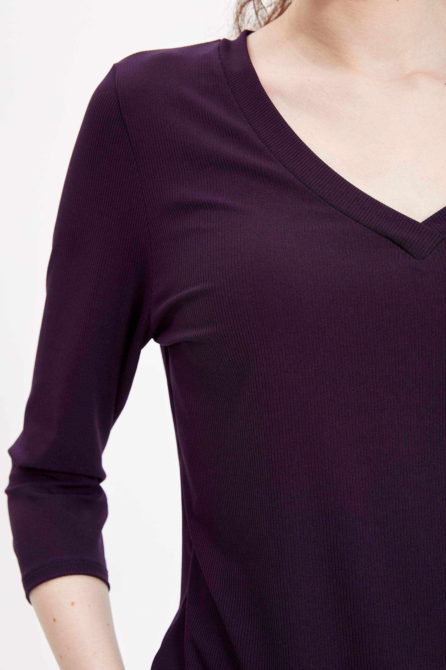 Defacto V Yakalı 3/4 Kollu T-shirt. 3 Defacto V Yakalı 3/4 Kollu T-shirt. 3
