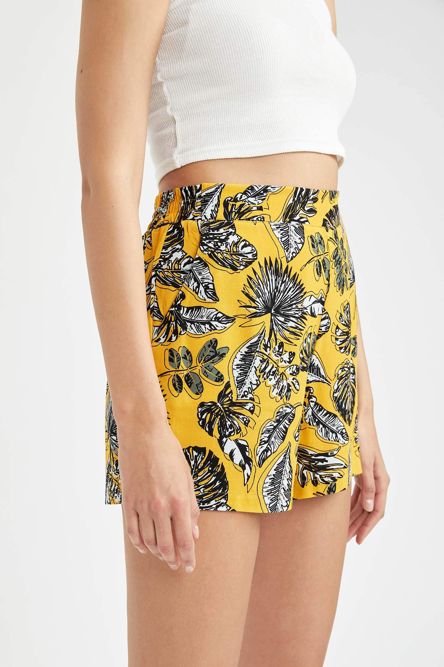 Tropik Desenli Beli Lastikli Relax Fit Mini Şort