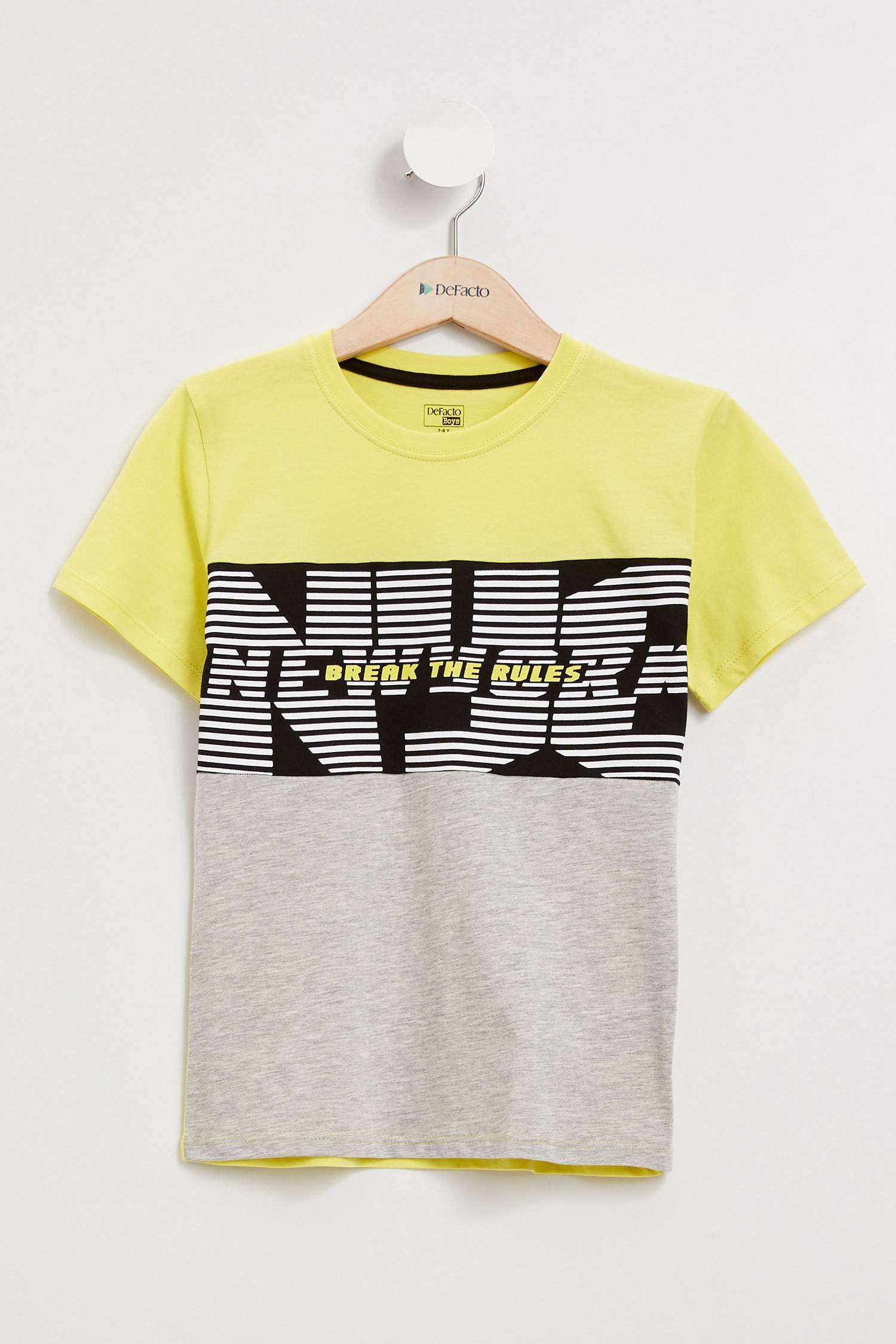 Defacto Renk Bloklu Kısa Kollu T-shirt. 1 Defacto Renk Bloklu Kısa Kollu T-shirt. 1