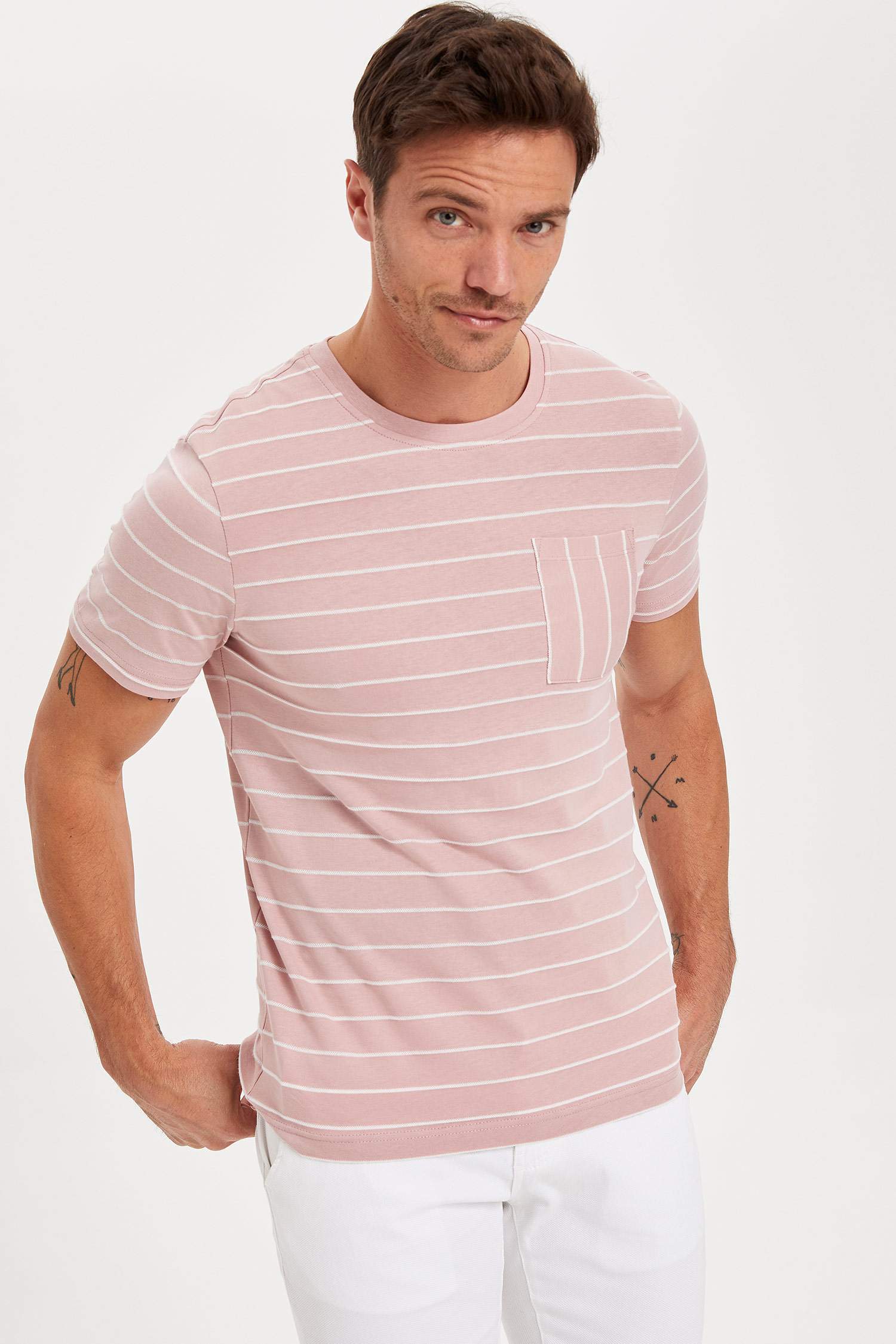 Defacto Kısa Kollu Slim Fit T-shirt. 1 Defacto Kısa Kollu Slim Fit T-shirt. 1
