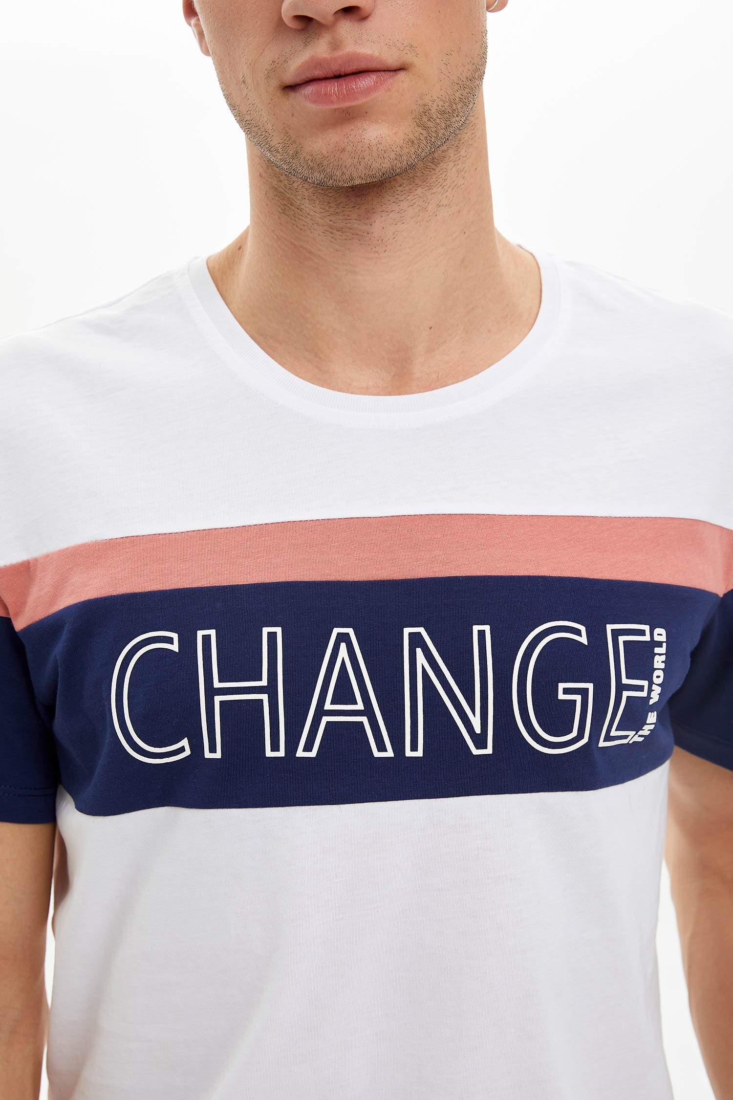Defacto Renk Bloklu Baskılı T-shirt. 4 Defacto Renk Bloklu Baskılı T-shirt. 4