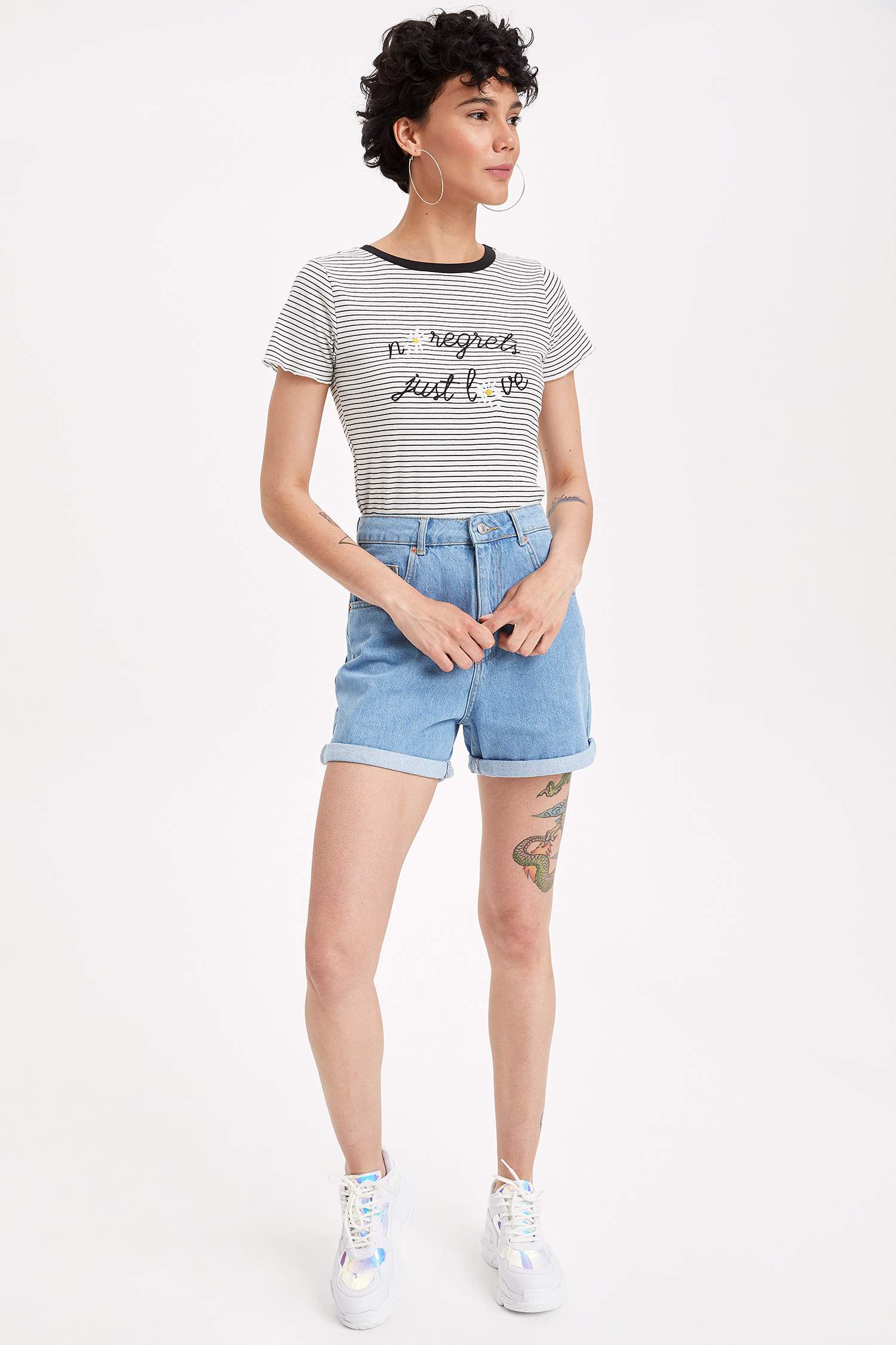 Defacto Baskılı Çizgili T-shirt. 2 Defacto Baskılı Çizgili T-shirt. 2