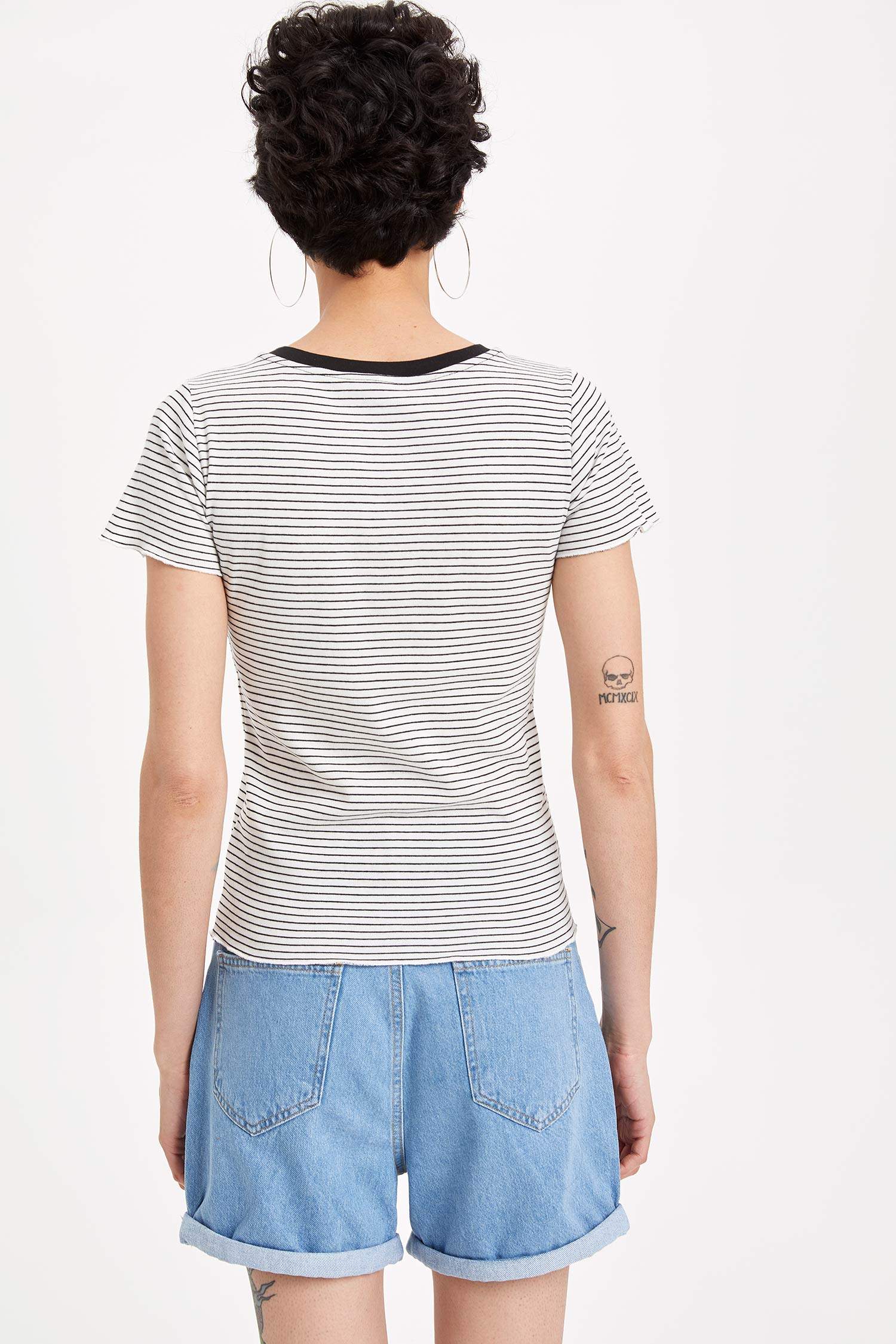 Defacto Baskılı Çizgili T-shirt. 4 Defacto Baskılı Çizgili T-shirt. 4