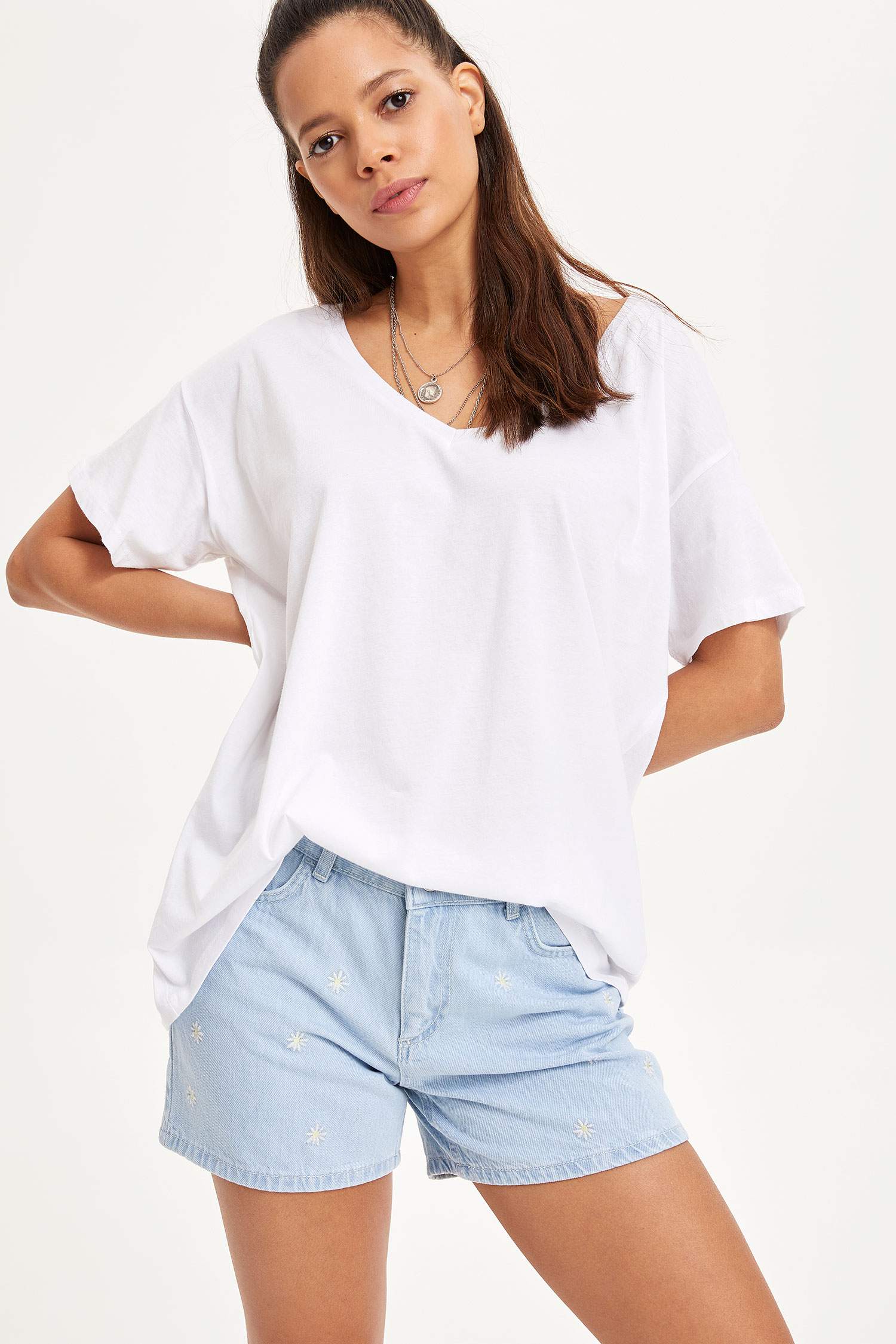 Defacto V Yakalı Kısa Kollu T-shirt. 1 Defacto V Yakalı Kısa Kollu T-shirt. 1