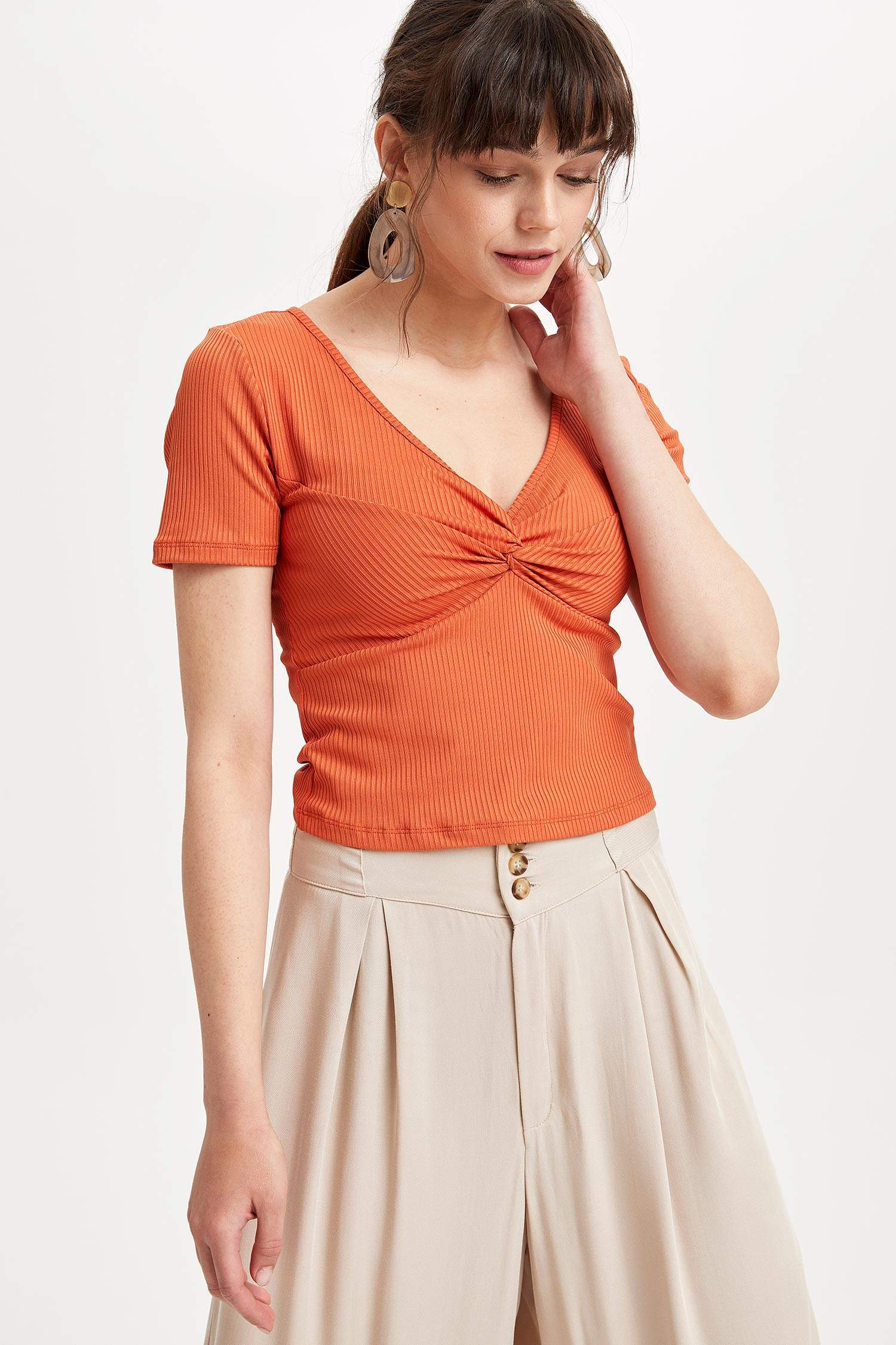 Defacto V Yaka Slim Fit T-shirt. 3 Defacto V Yaka Slim Fit T-shirt. 3