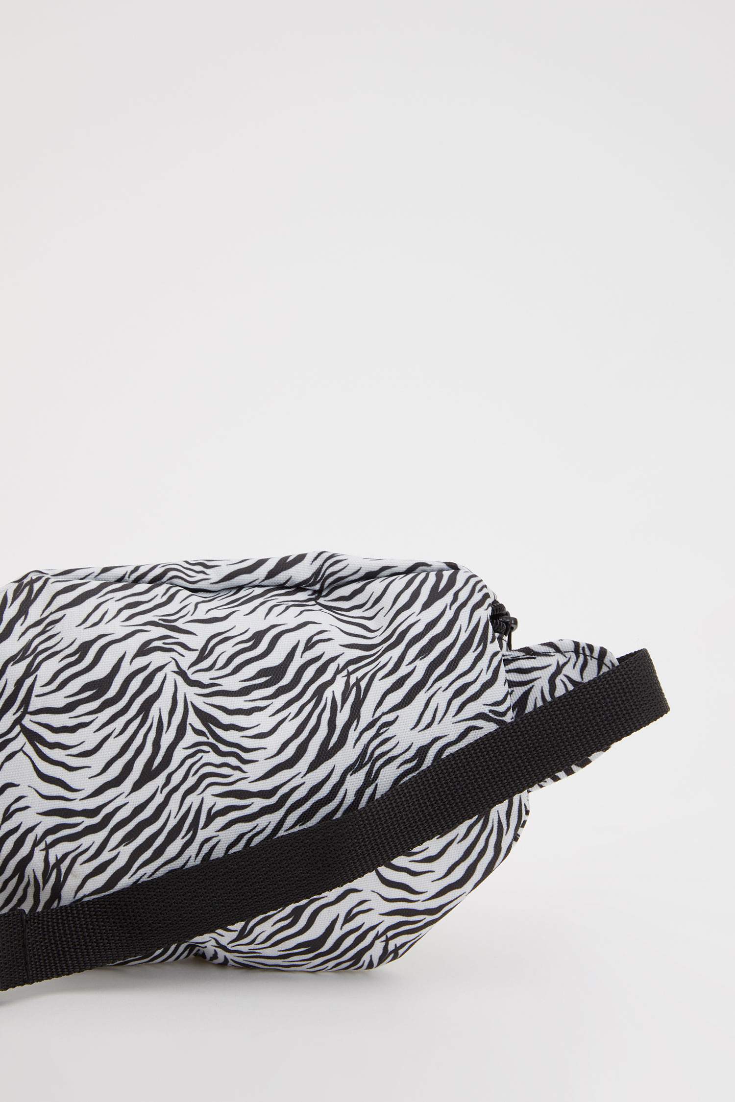 Defacto Zebra Desenli Bel Çantası. 3 Defacto Zebra Desenli Bel Çantası. 3