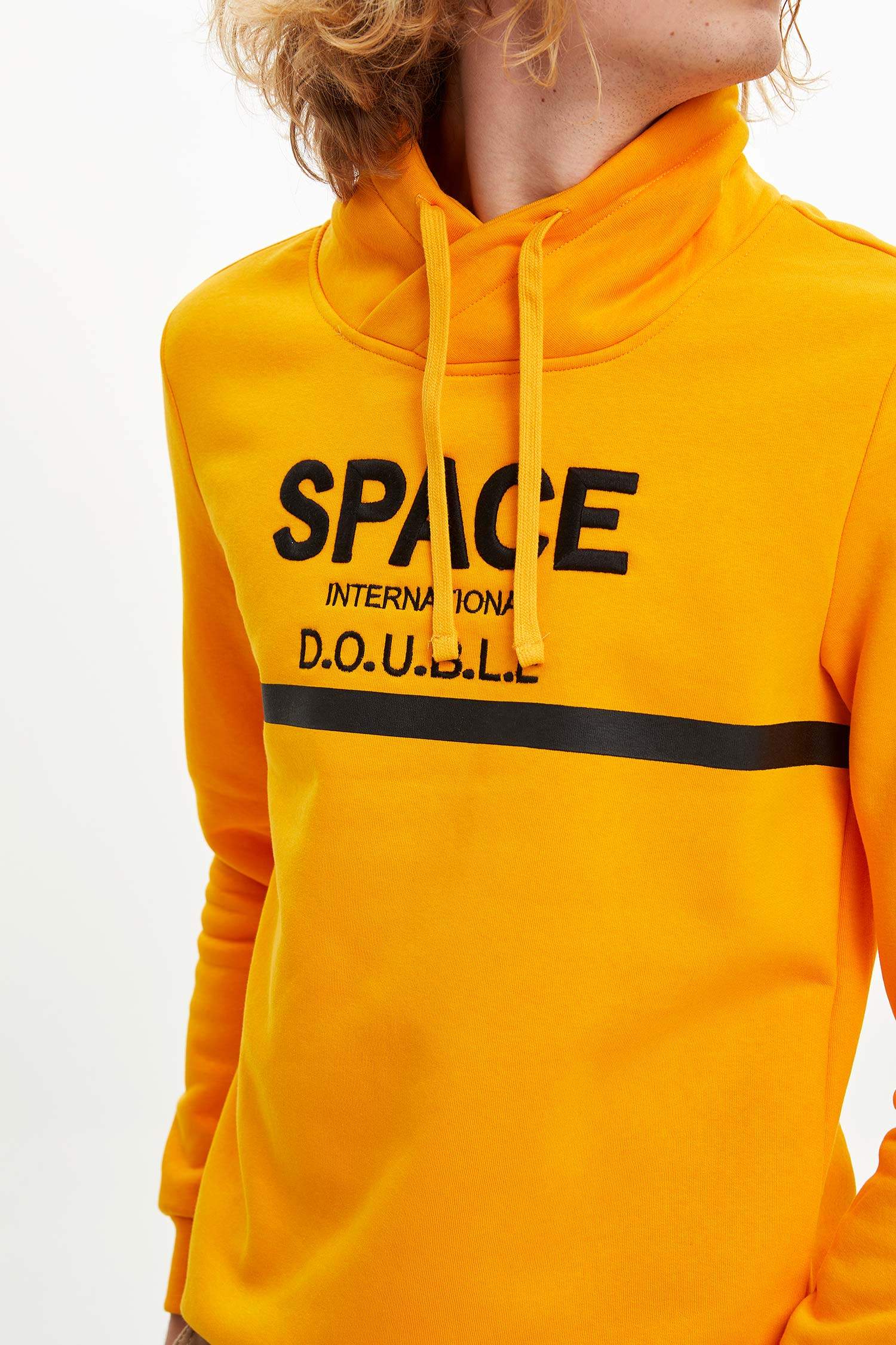 Defacto Kapüşonlu Baskılı Slim Fit Sweatshirt. 3 Defacto Kapüşonlu Baskılı Slim Fit Sweatshirt. 3