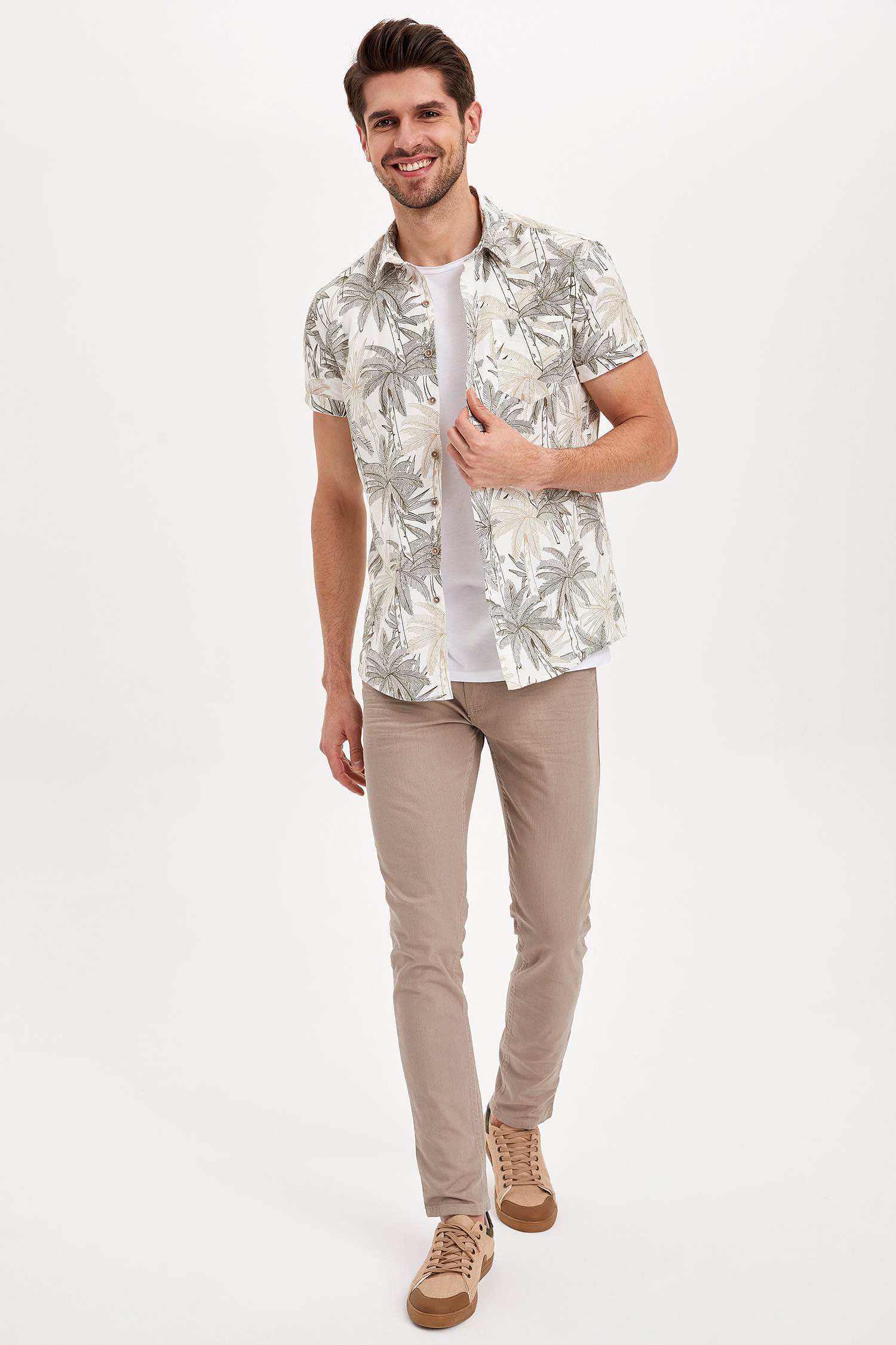 Defacto Palmiye Desenli Slim Fit Kısa Kollu Gömlek. 2 Defacto Palmiye Desenli Slim Fit Kısa Kollu Gömlek. 2