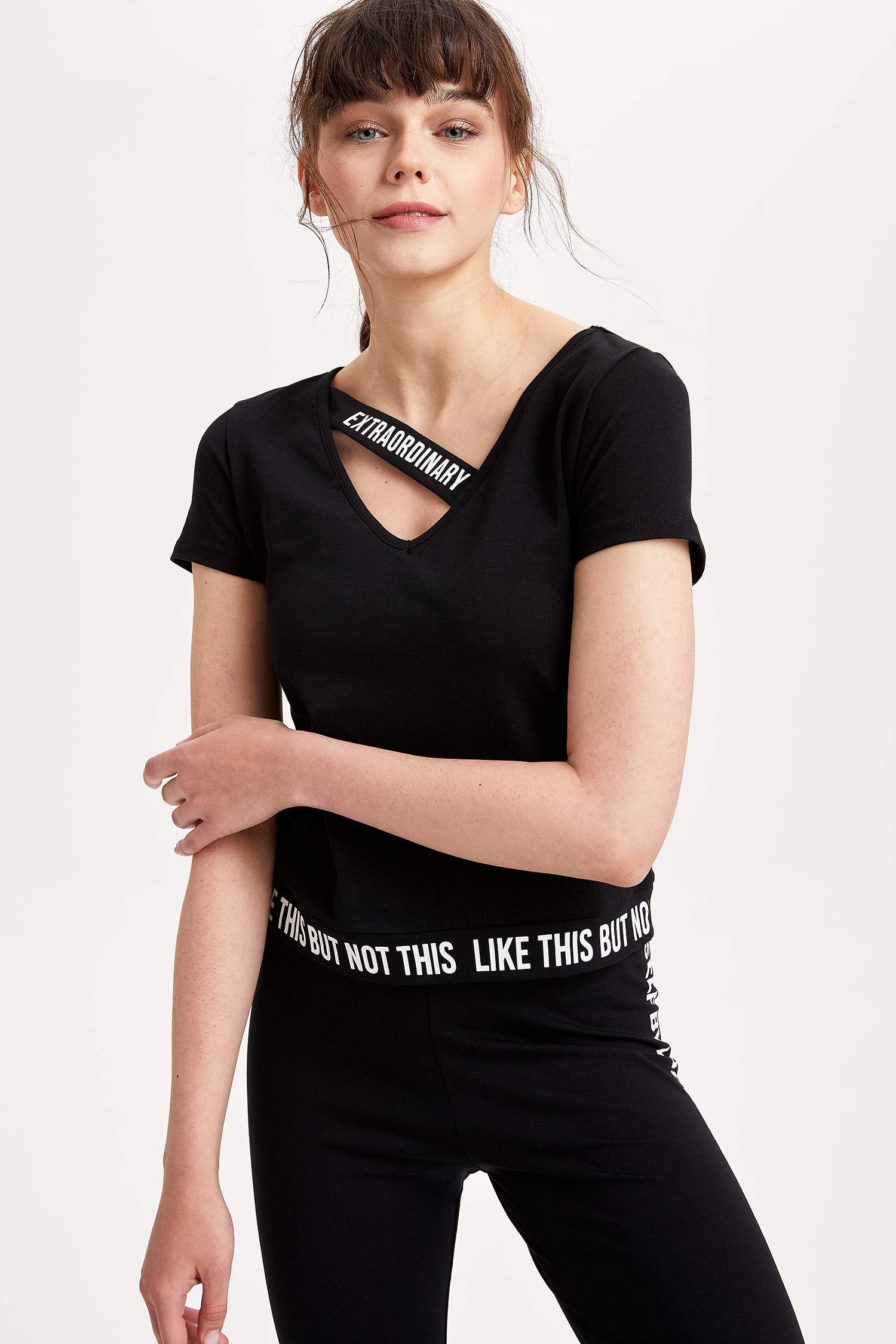Defacto V Yakalı Kısa Kollu T-shirt. 1 Defacto V Yakalı Kısa Kollu T-shirt. 1