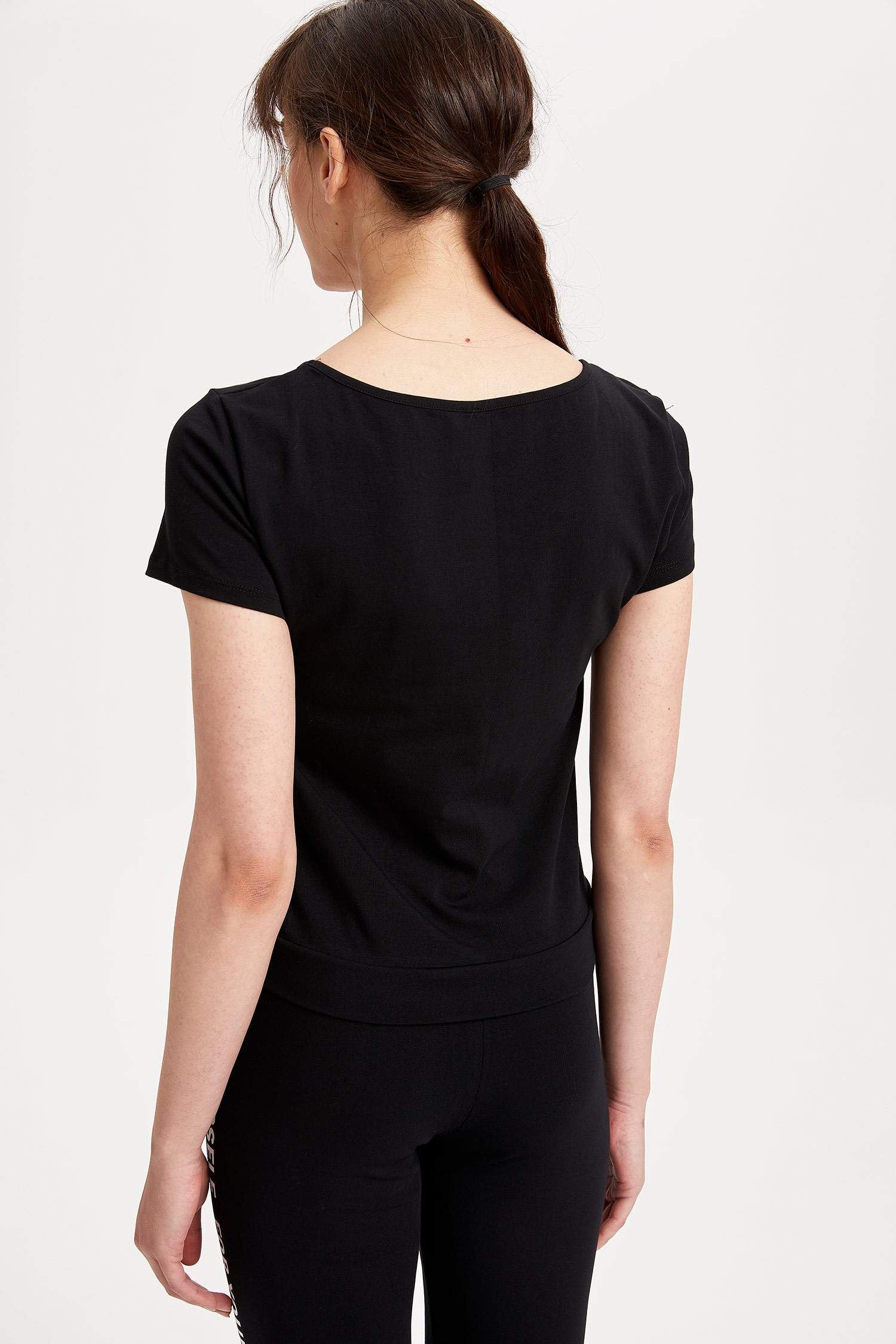 Defacto V Yakalı Kısa Kollu T-shirt. 4 Defacto V Yakalı Kısa Kollu T-shirt. 4